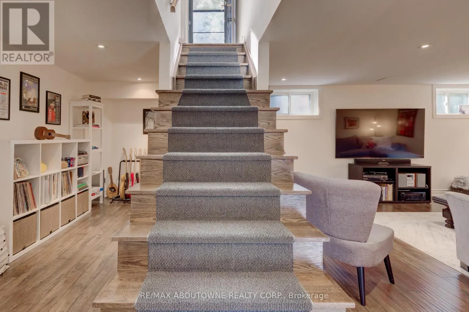 544 MAPLEHILL DRIVE