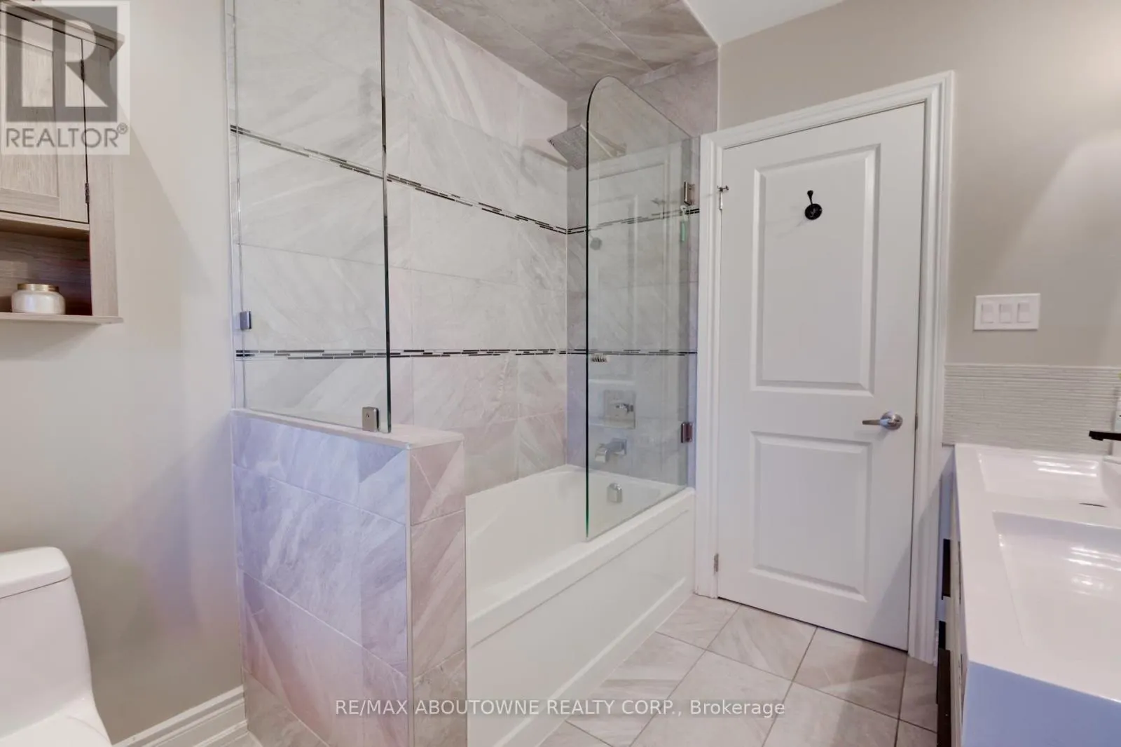 544 MAPLEHILL DRIVE