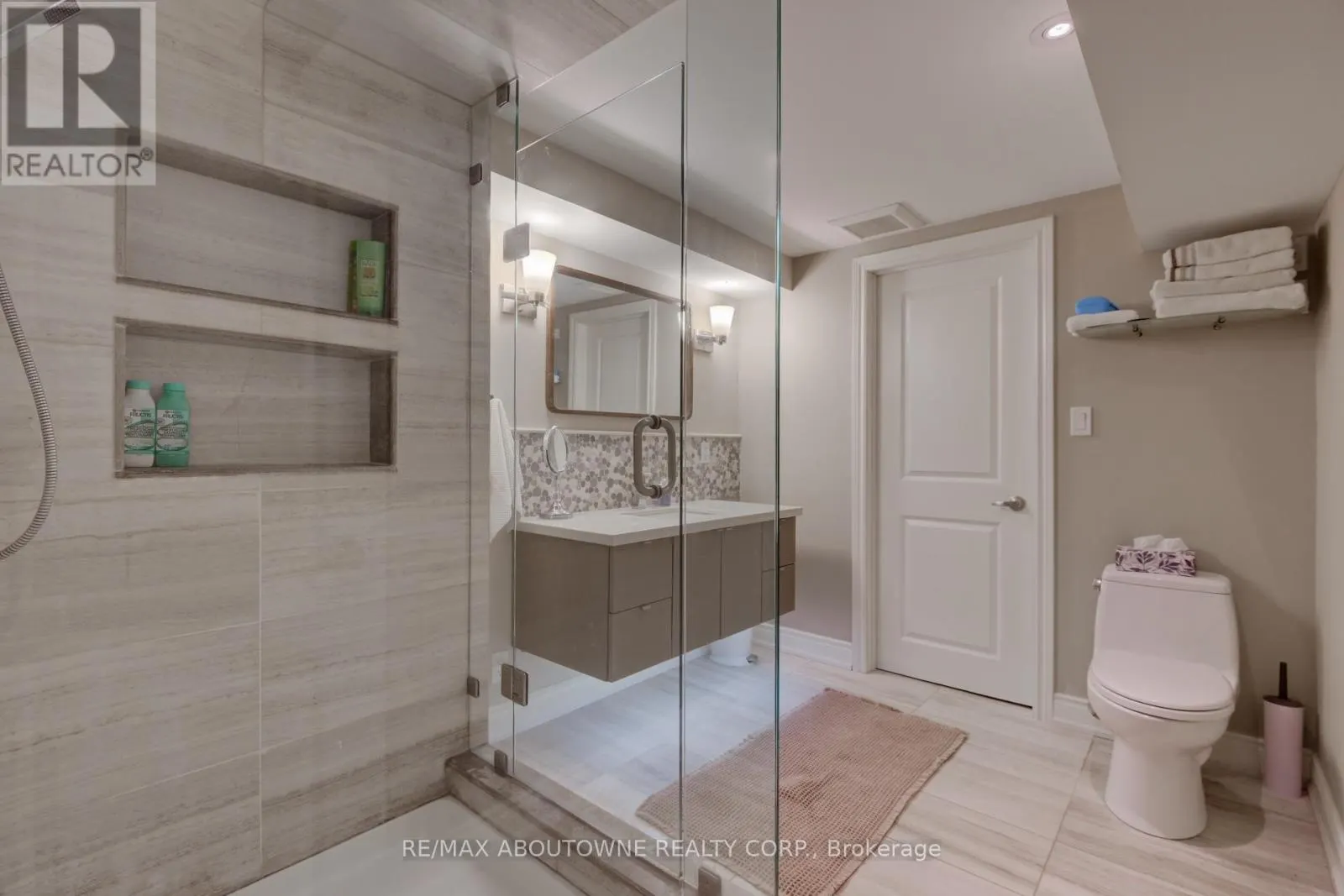 544 MAPLEHILL DRIVE