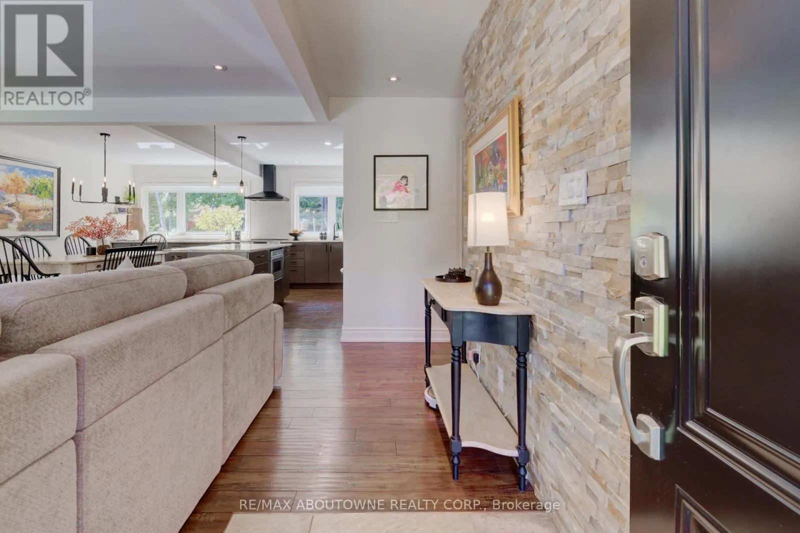 544 MAPLEHILL DRIVE
