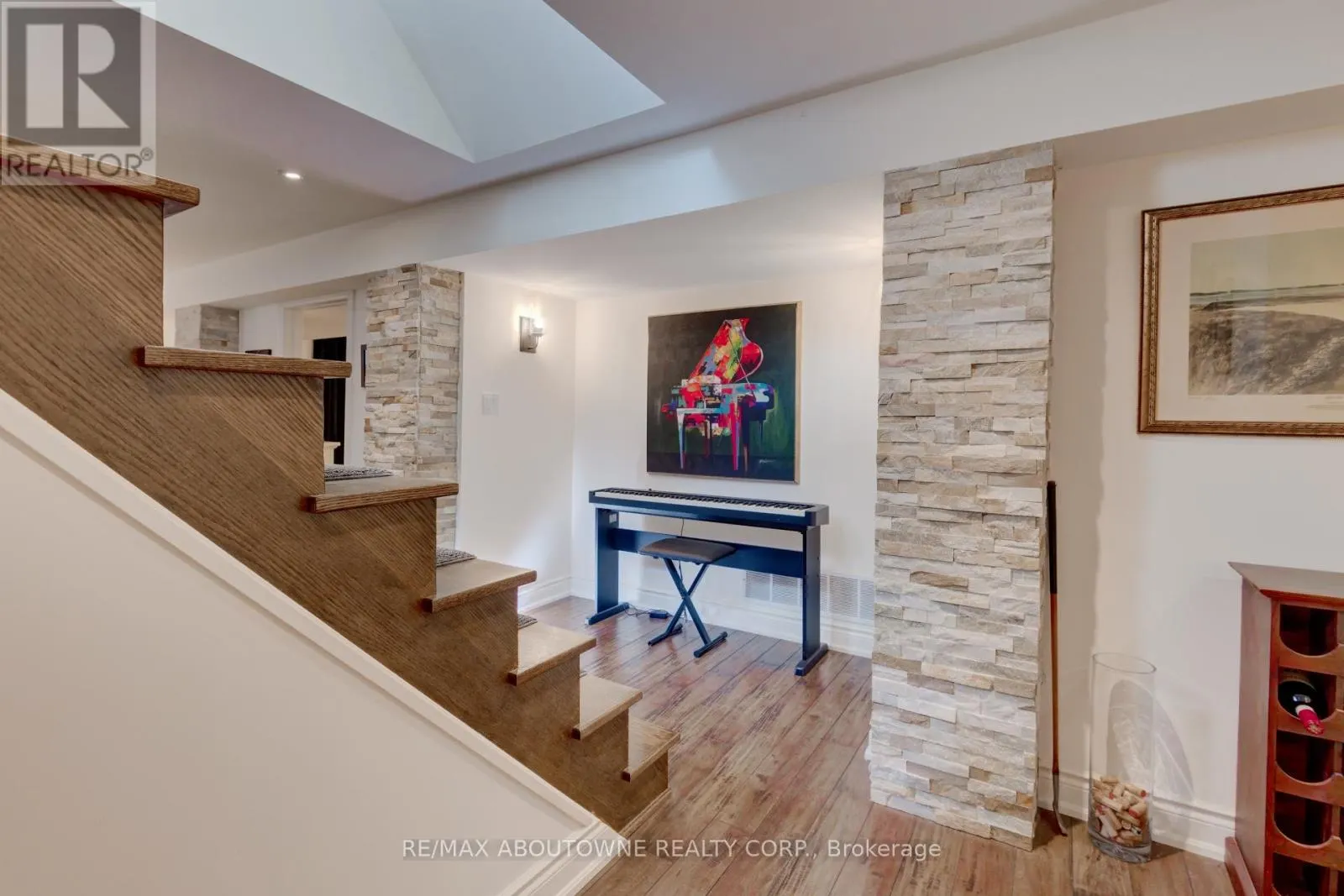 544 MAPLEHILL DRIVE