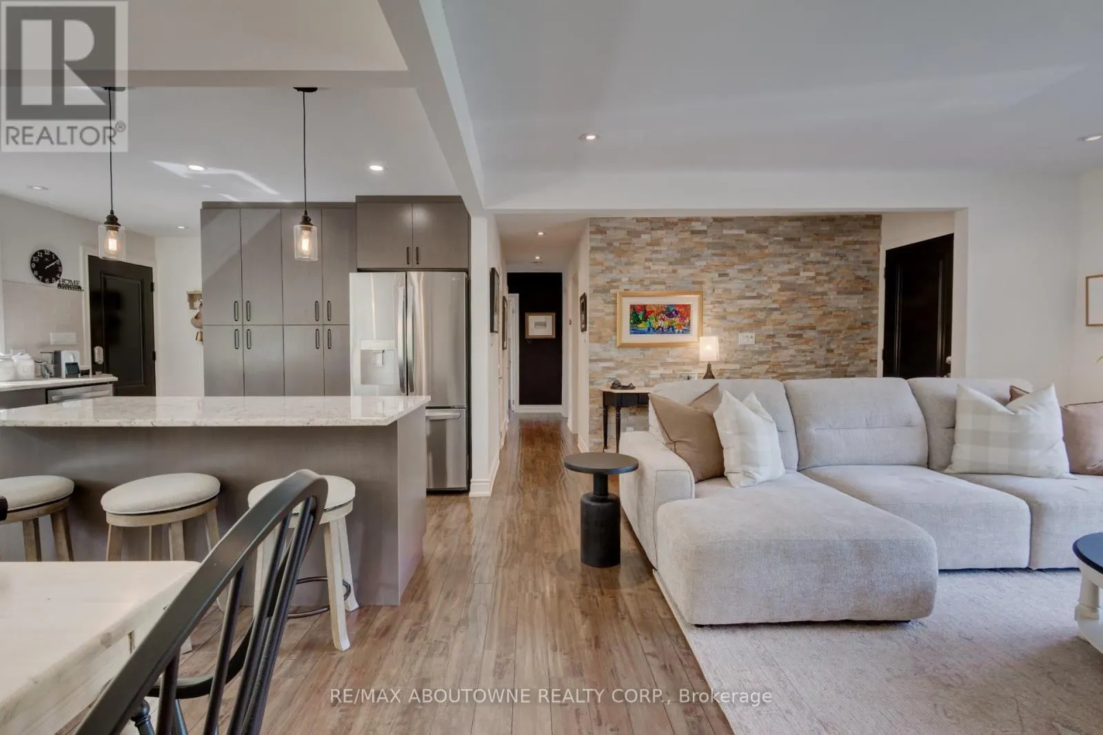 544 MAPLEHILL DRIVE