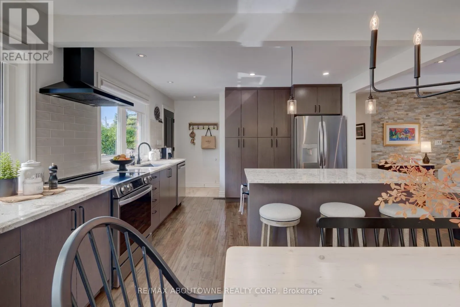 544 MAPLEHILL DRIVE