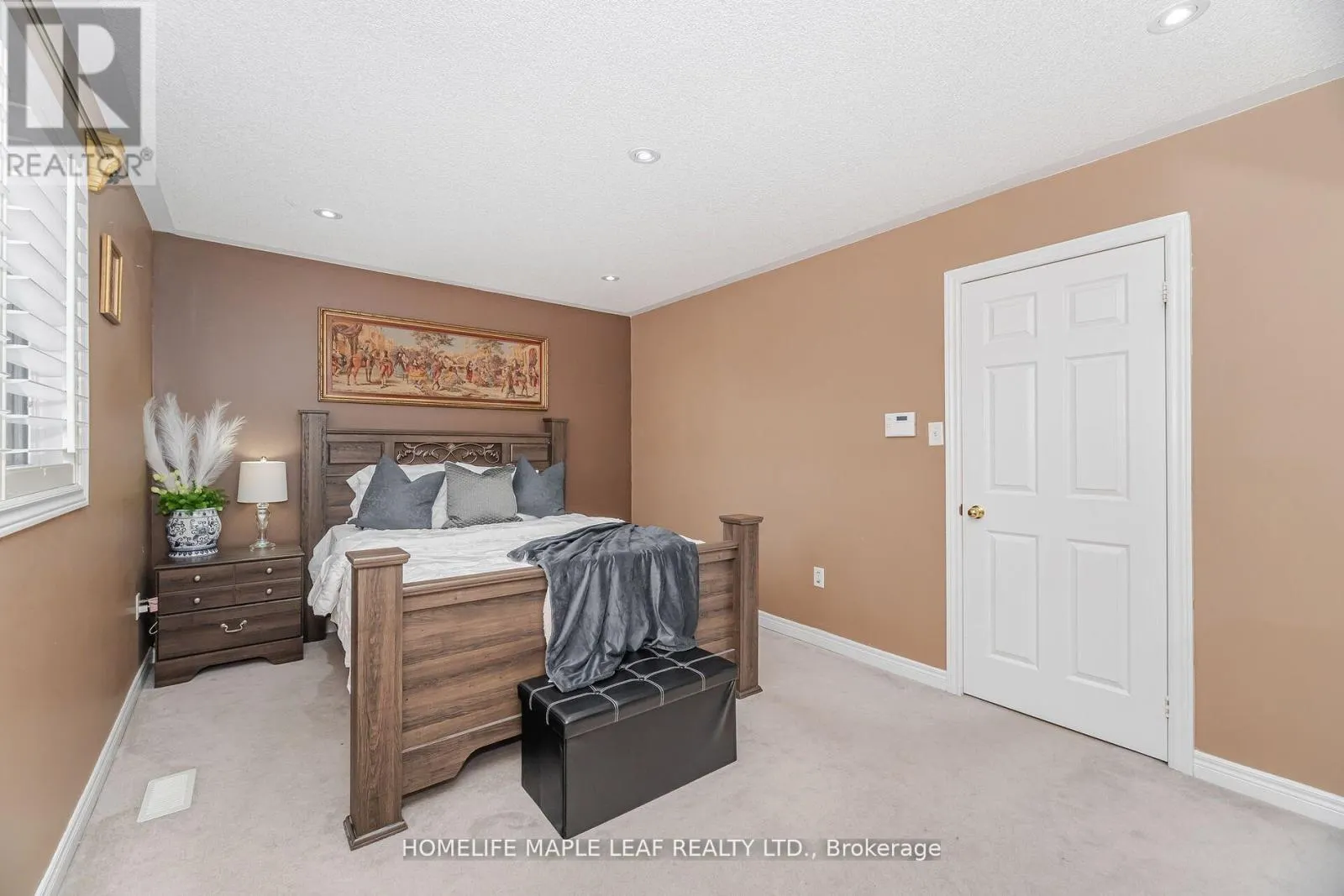 17 EAGLEFIELD GATE