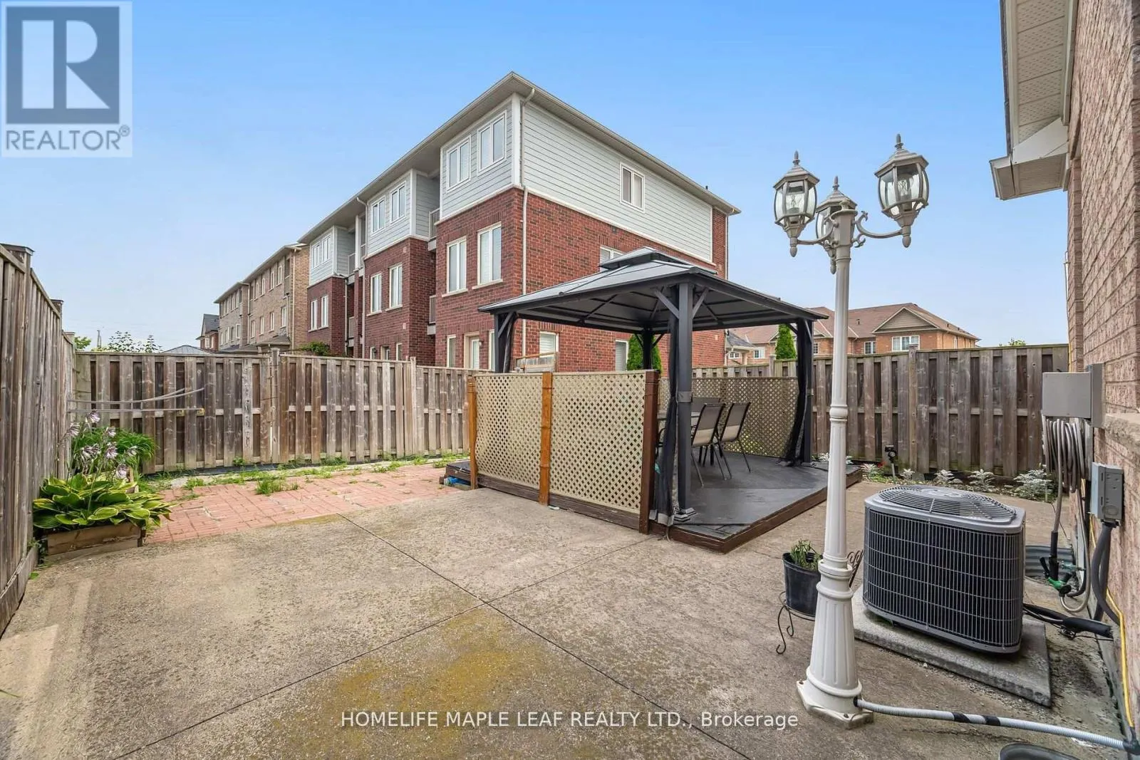 17 EAGLEFIELD GATE