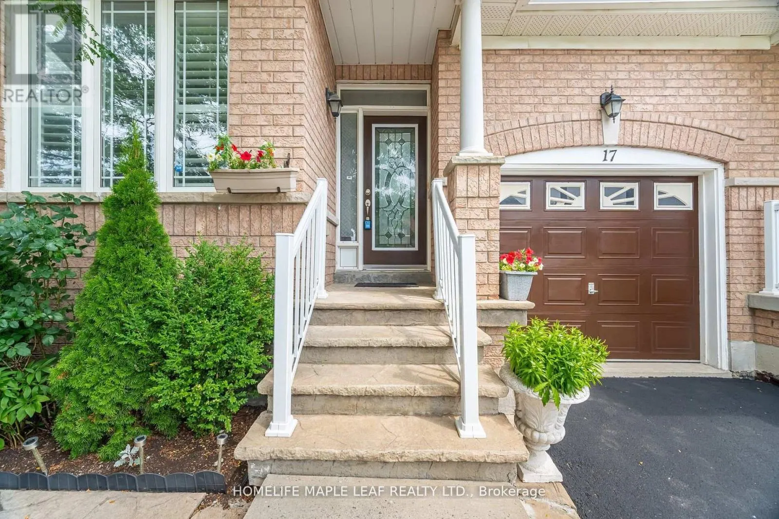17 EAGLEFIELD GATE