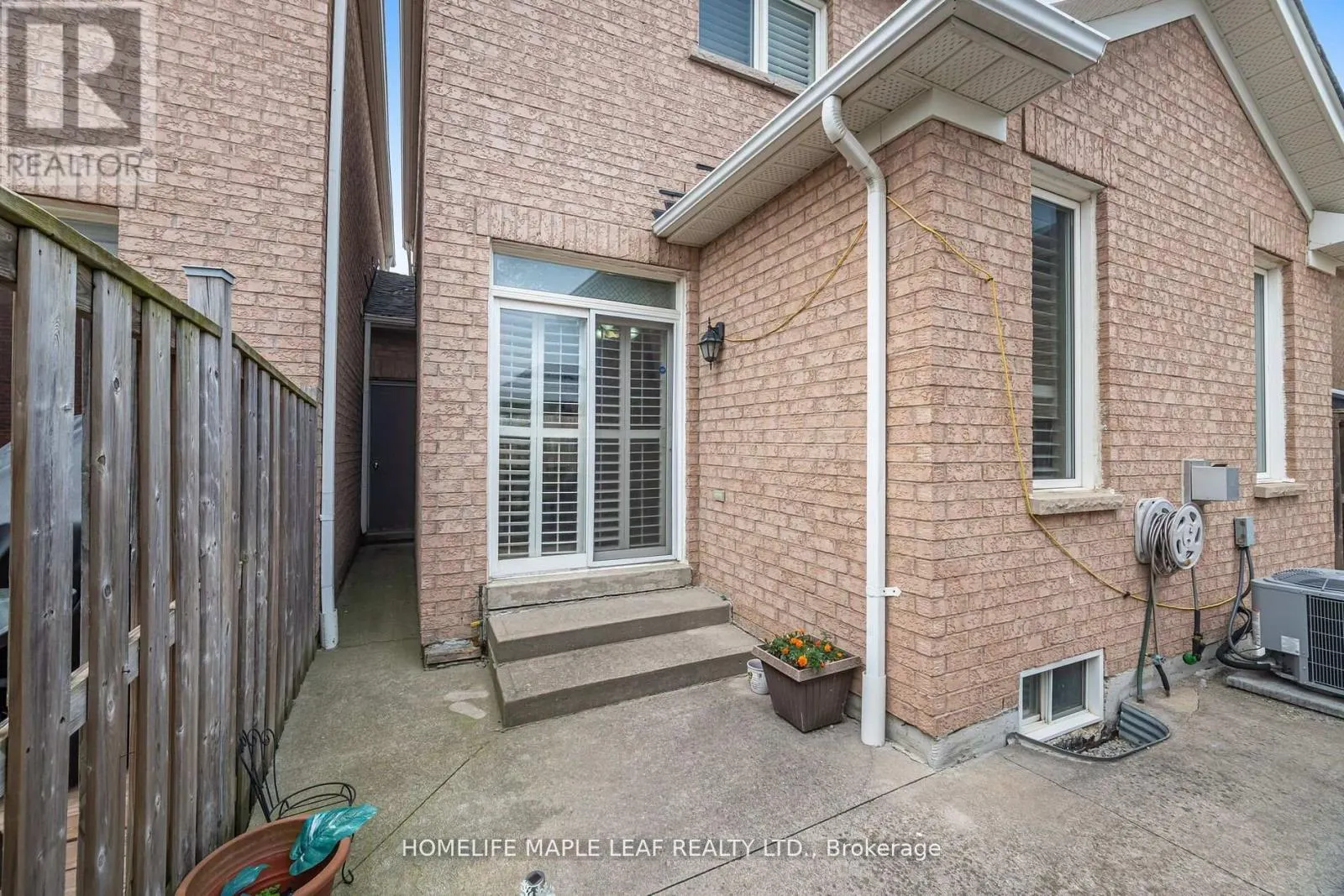 17 EAGLEFIELD GATE