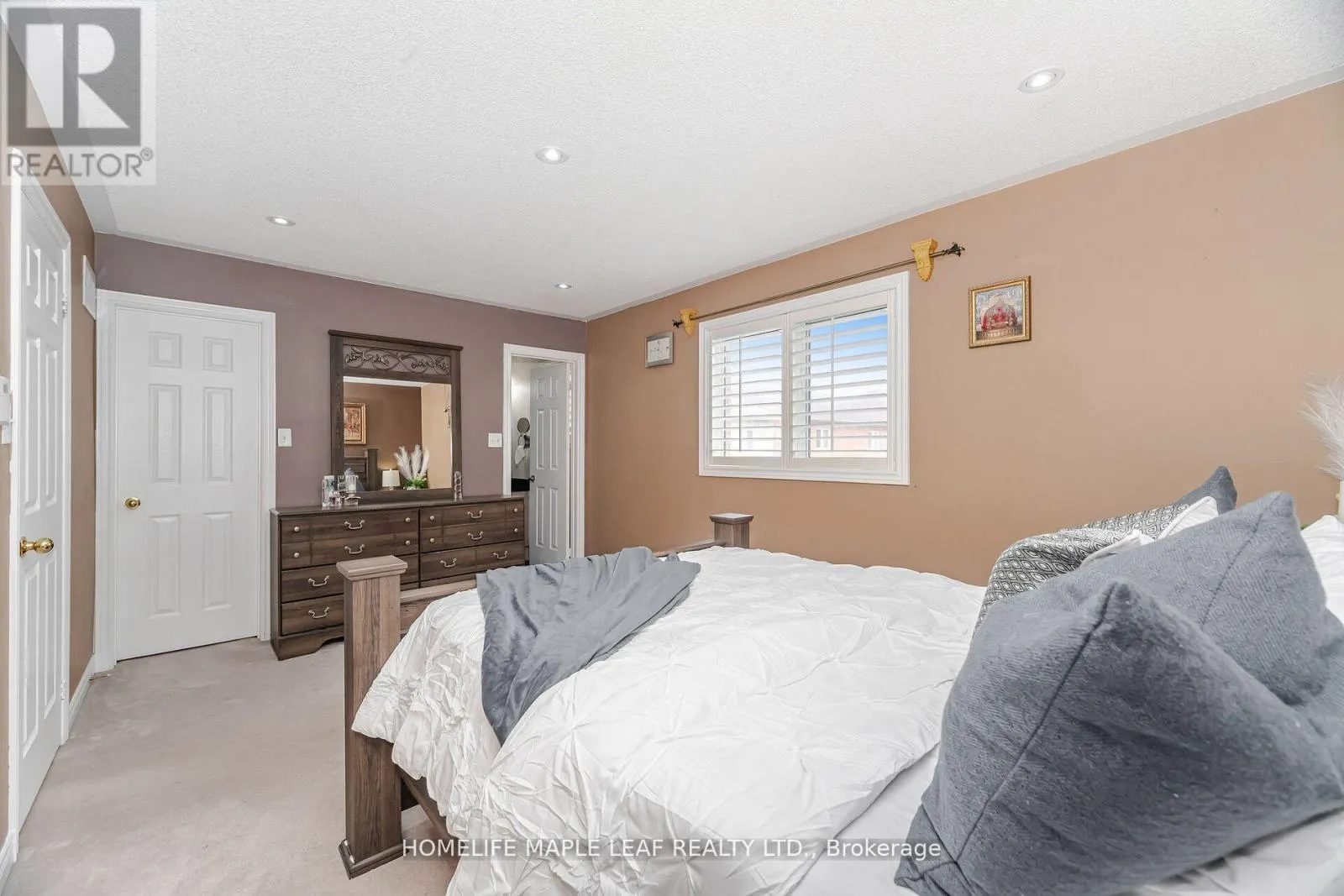 17 EAGLEFIELD GATE