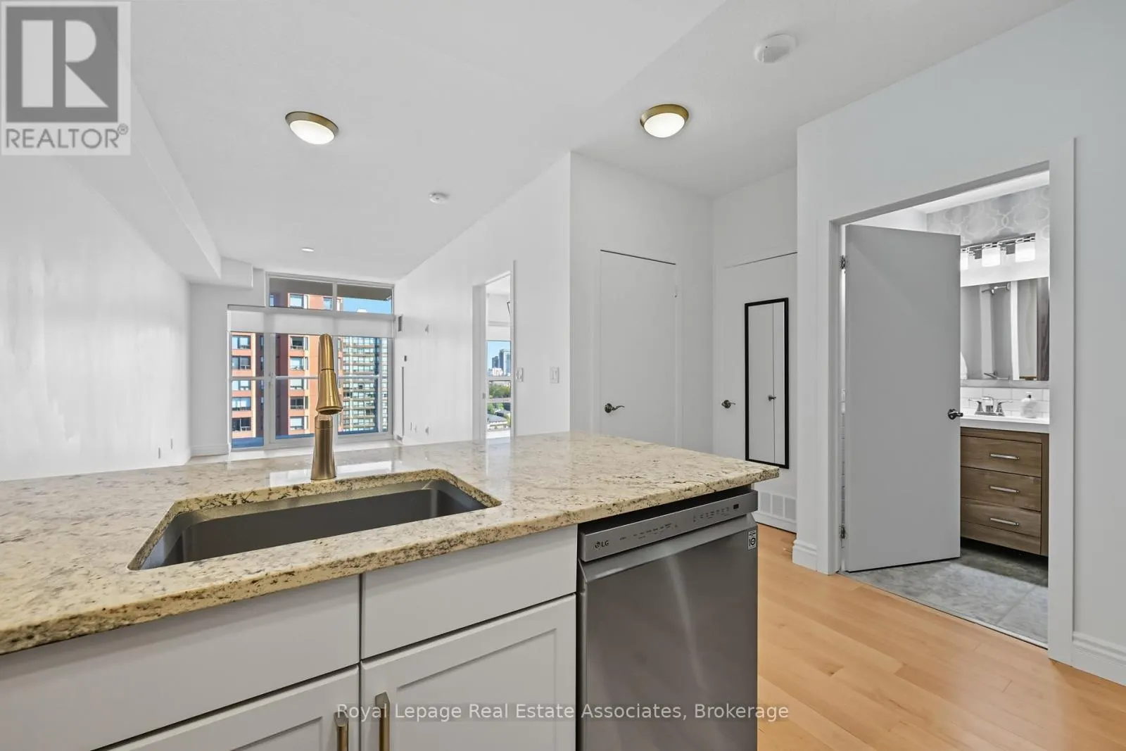 1407 - 551 MAPLE AVENUE