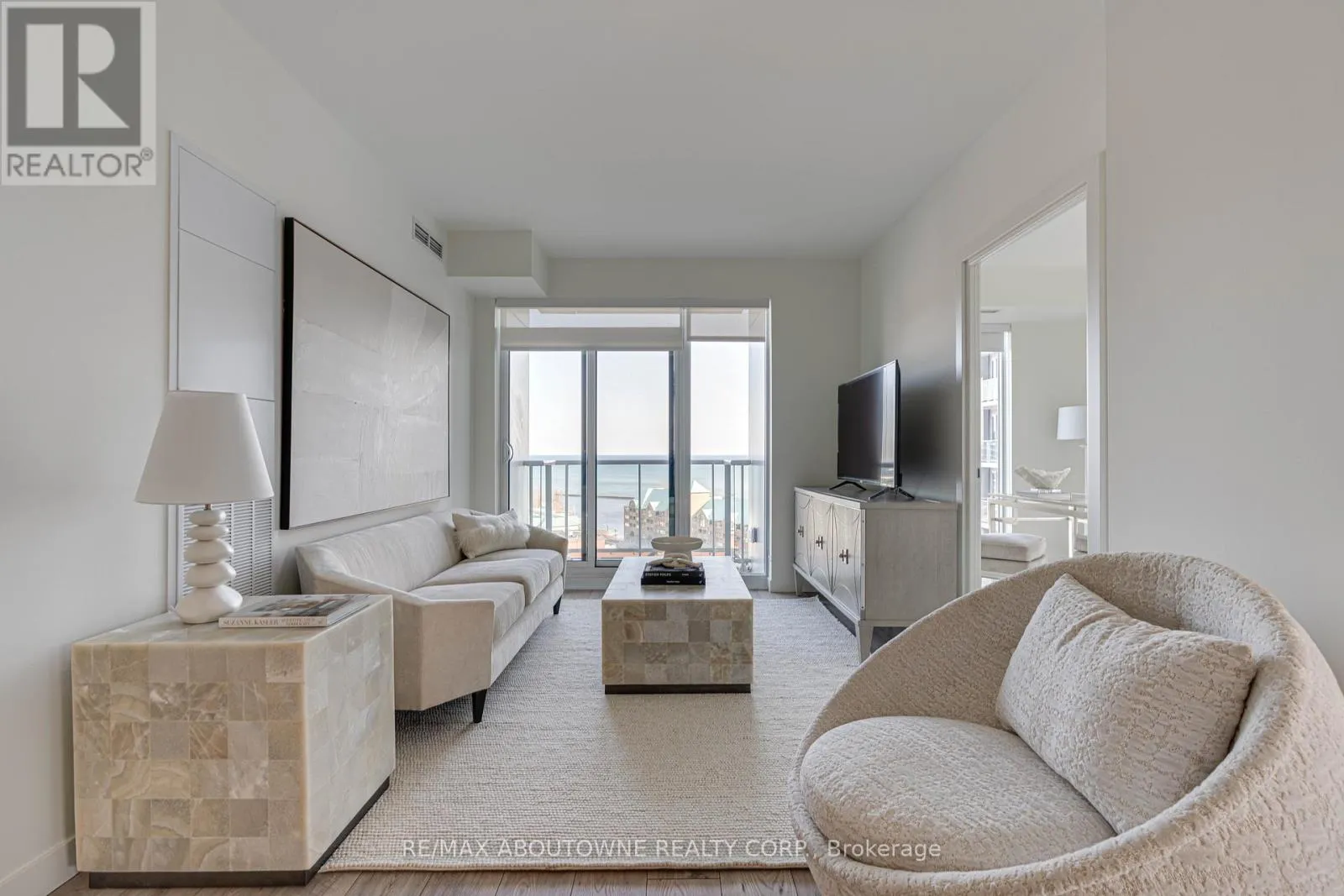 A1004 - 125 BRONTE ROAD