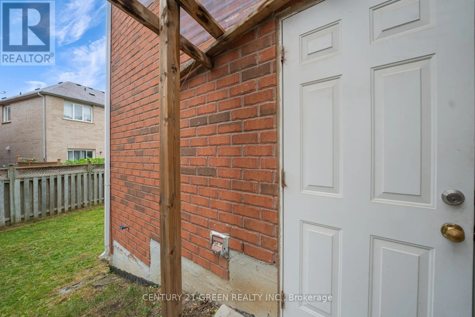 62 SAINTSBURY CRESCENT