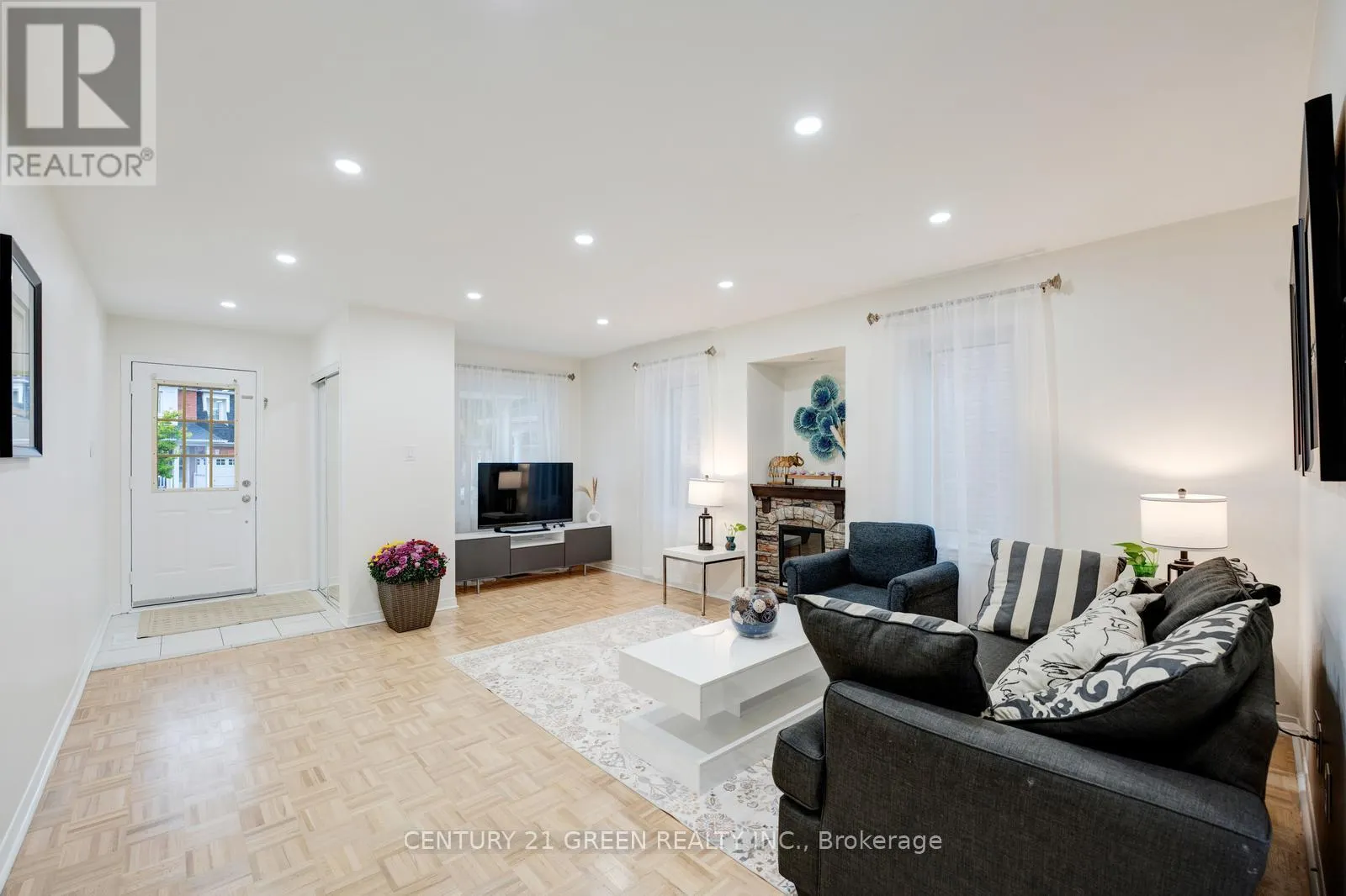 62 SAINTSBURY CRESCENT
