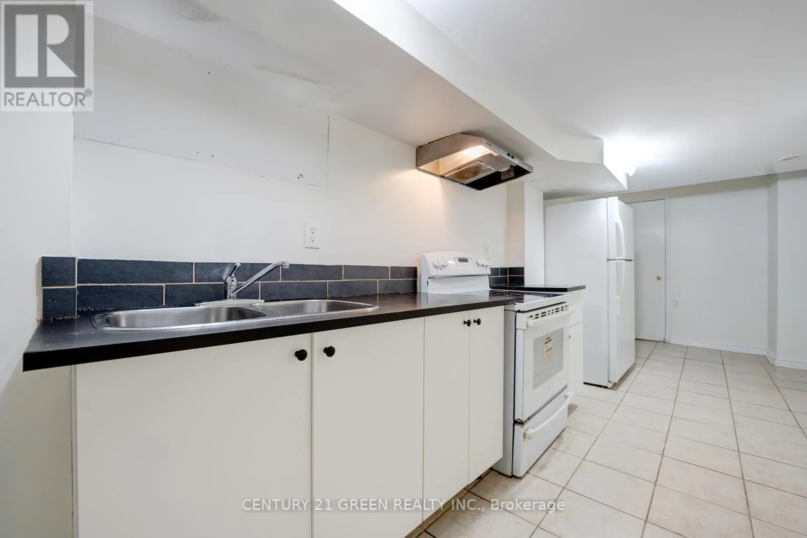 62 SAINTSBURY CRESCENT
