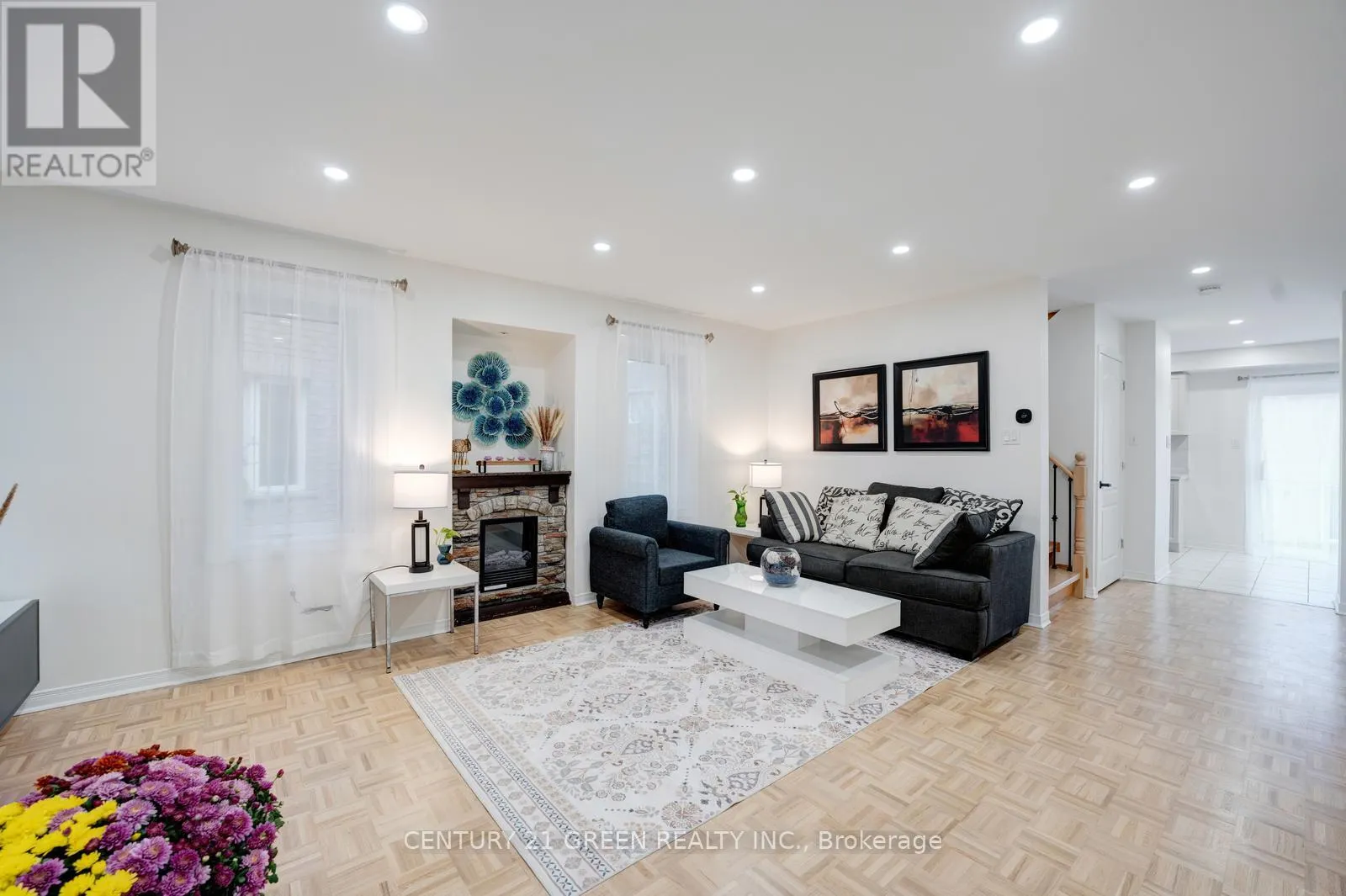 62 SAINTSBURY CRESCENT