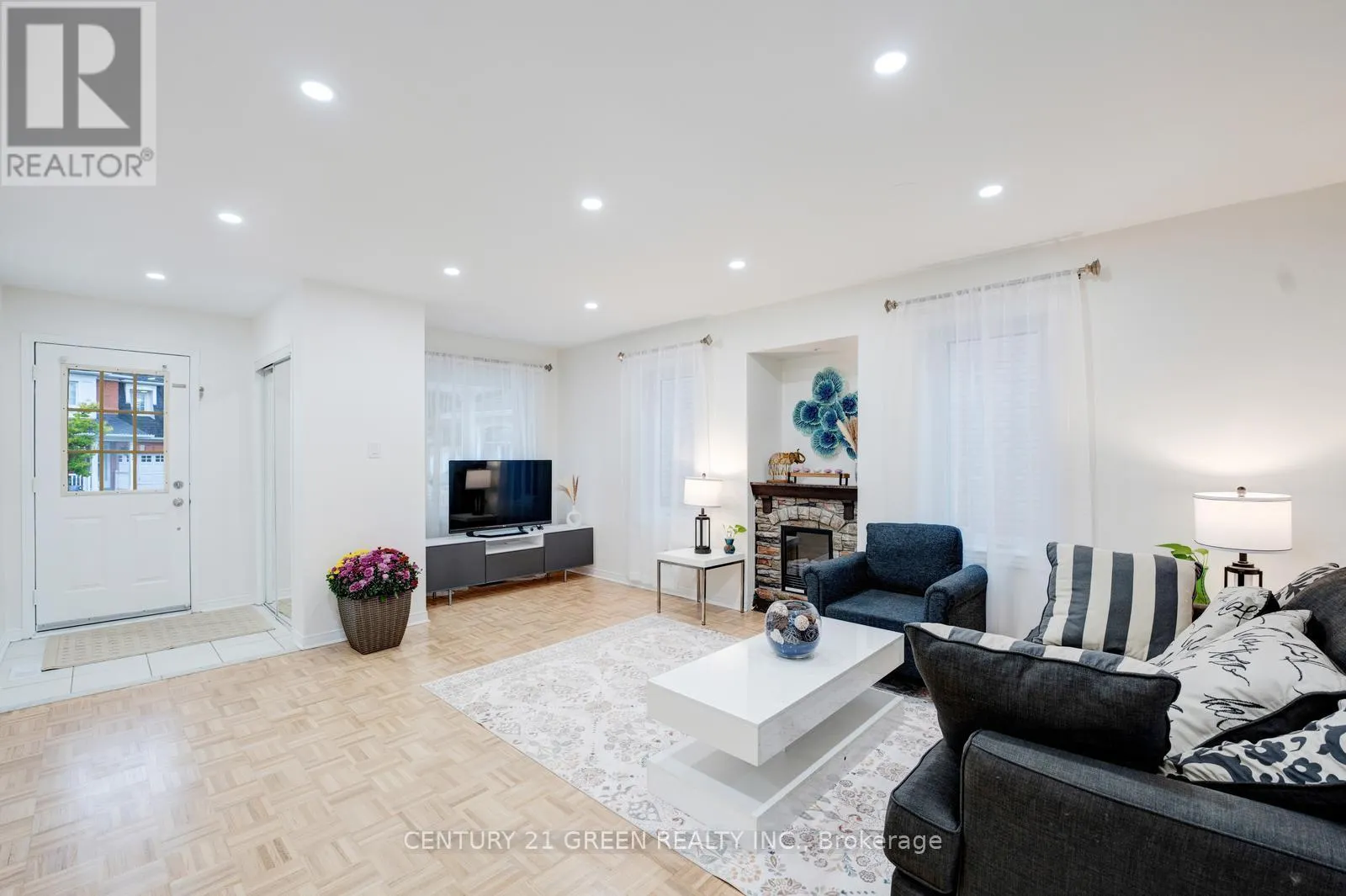 62 SAINTSBURY CRESCENT