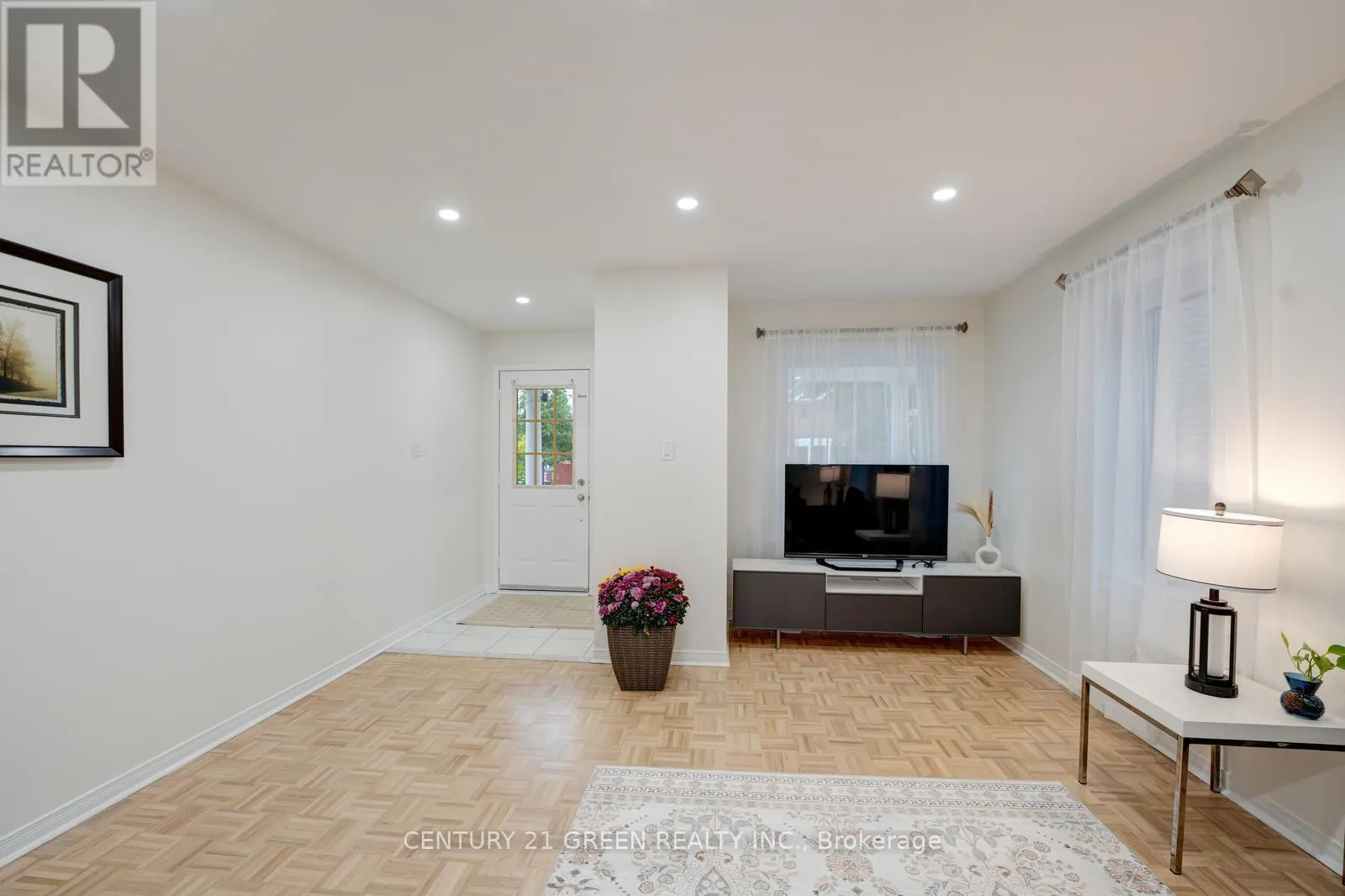 62 SAINTSBURY CRESCENT