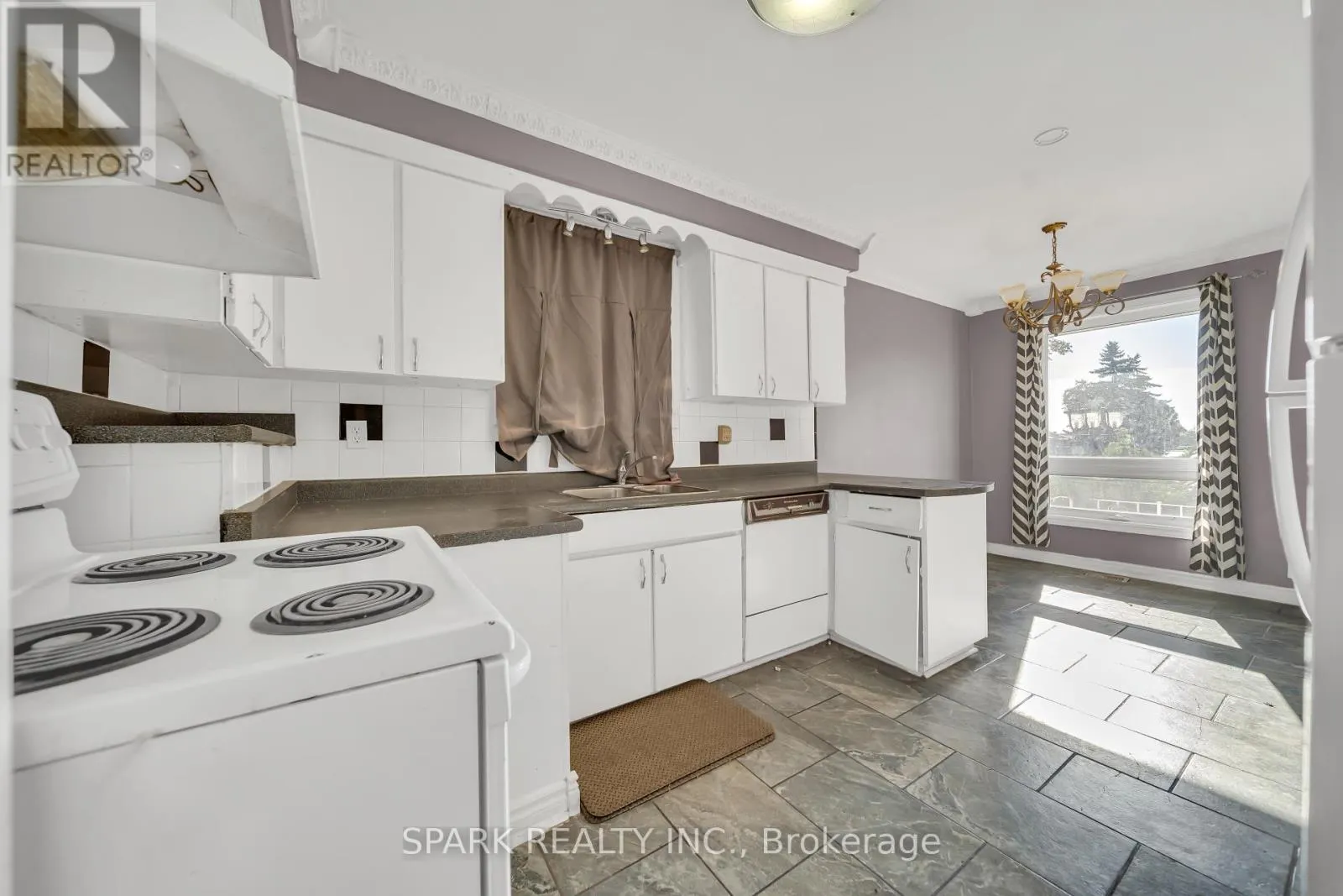 UPPER - 16 HORWOOD DRIVE