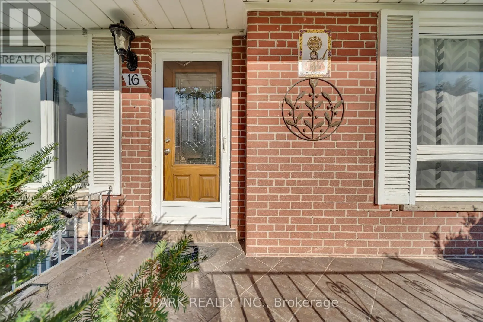 UPPER - 16 HORWOOD DRIVE
