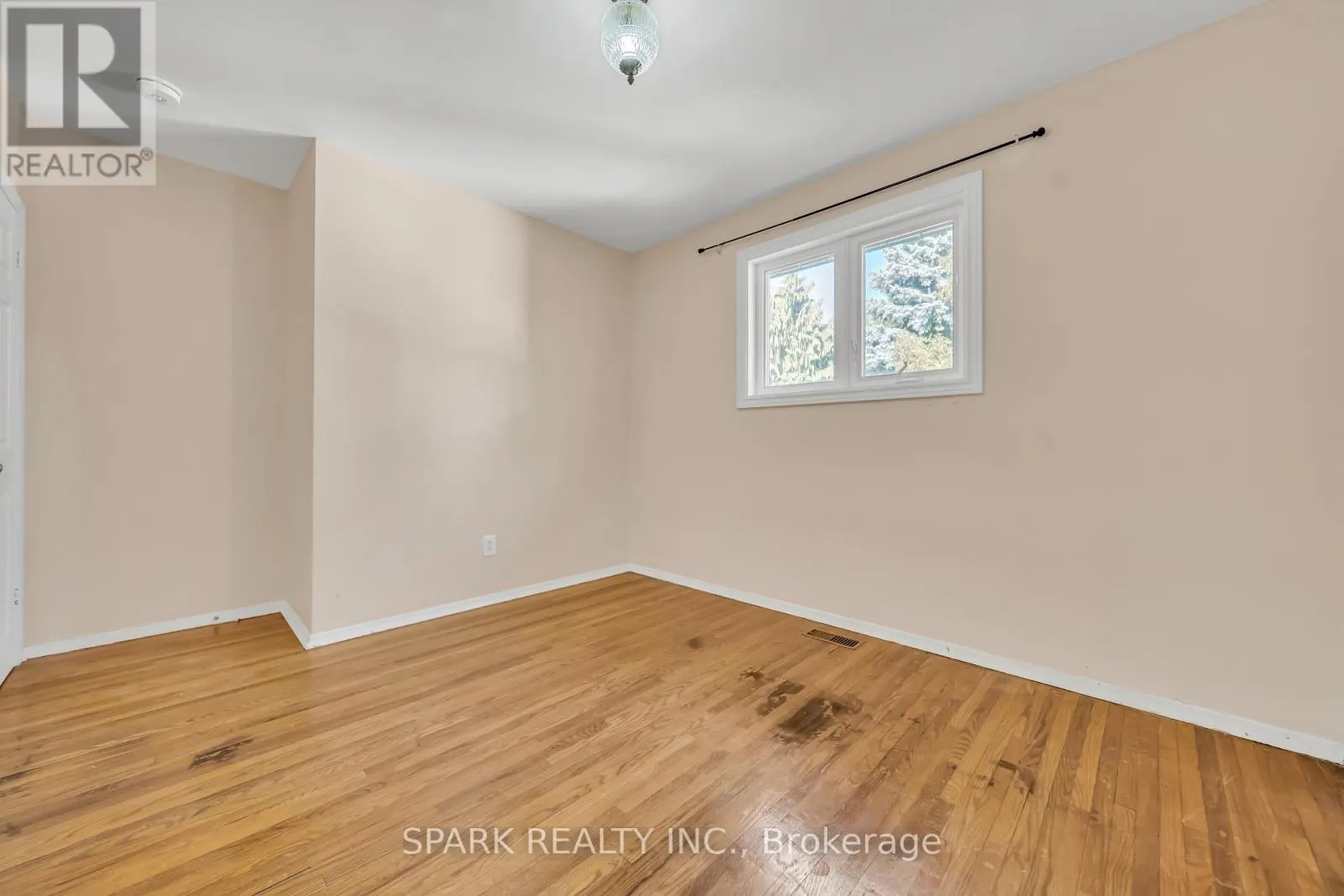 UPPER - 16 HORWOOD DRIVE