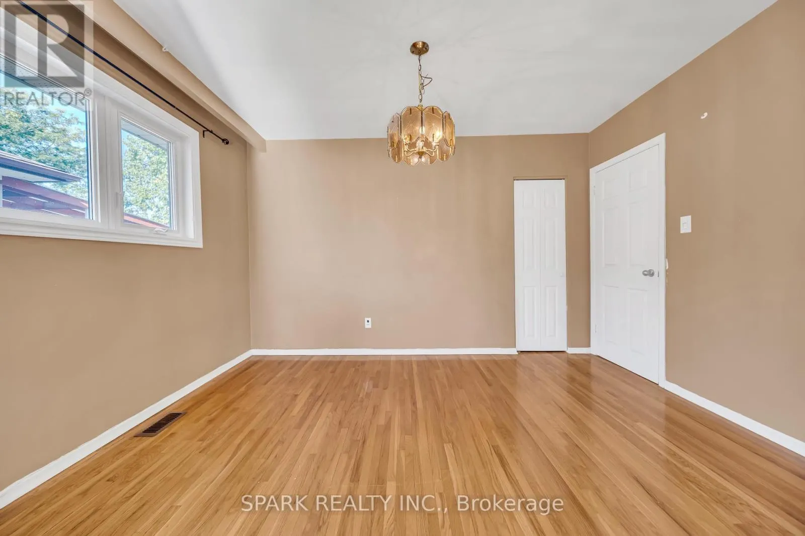 UPPER - 16 HORWOOD DRIVE