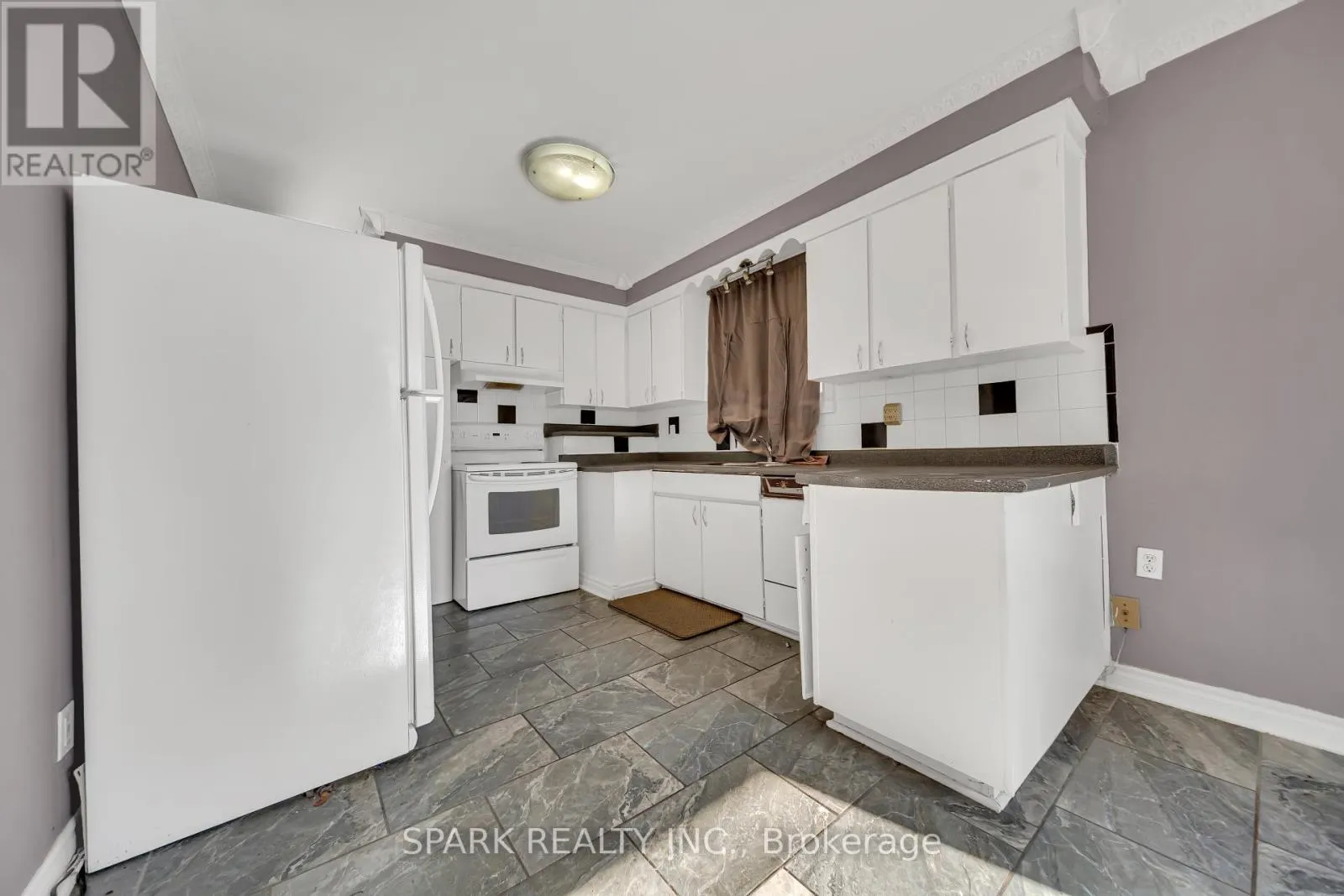 UPPER - 16 HORWOOD DRIVE