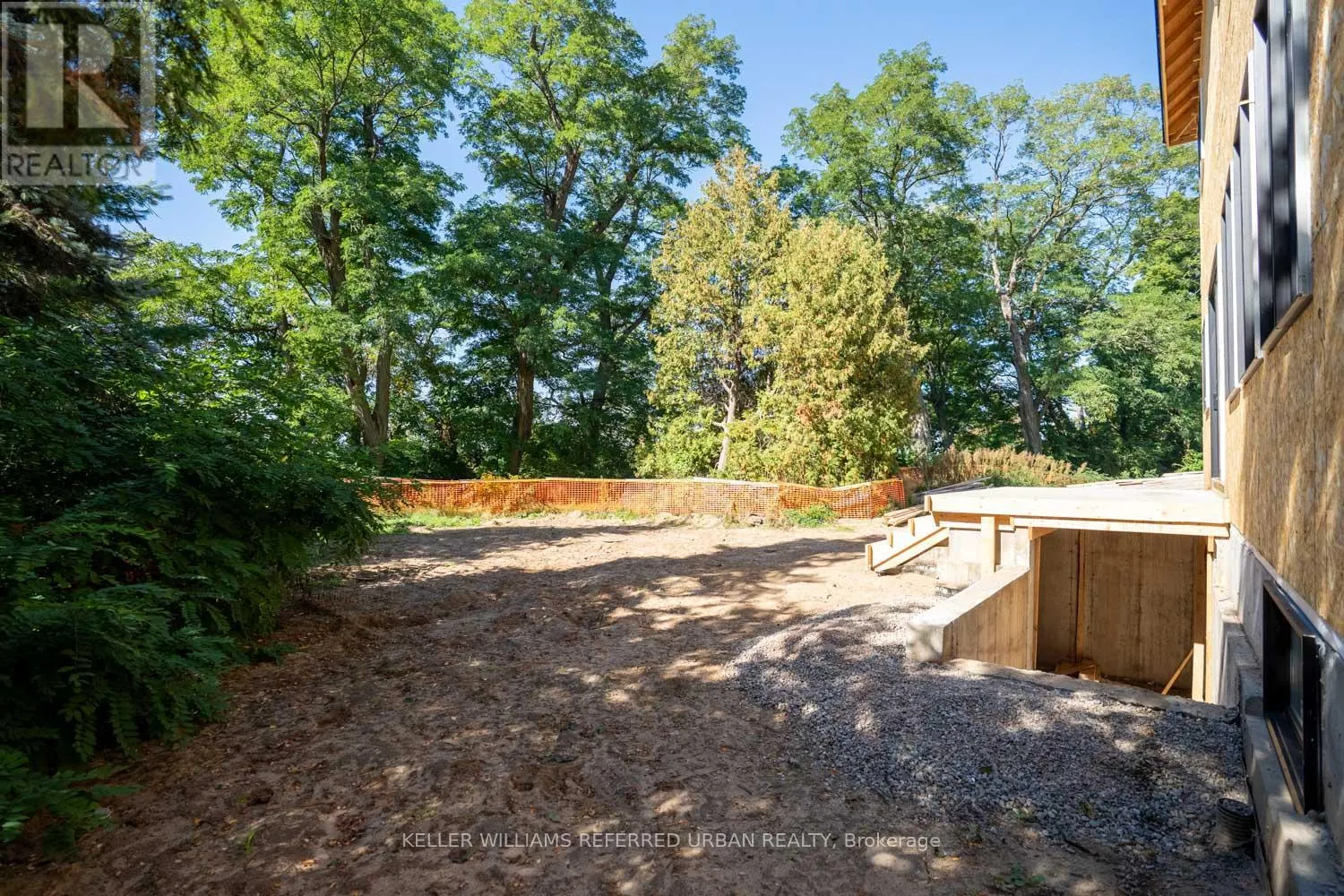 1429 DUNDAS CRESCENT
