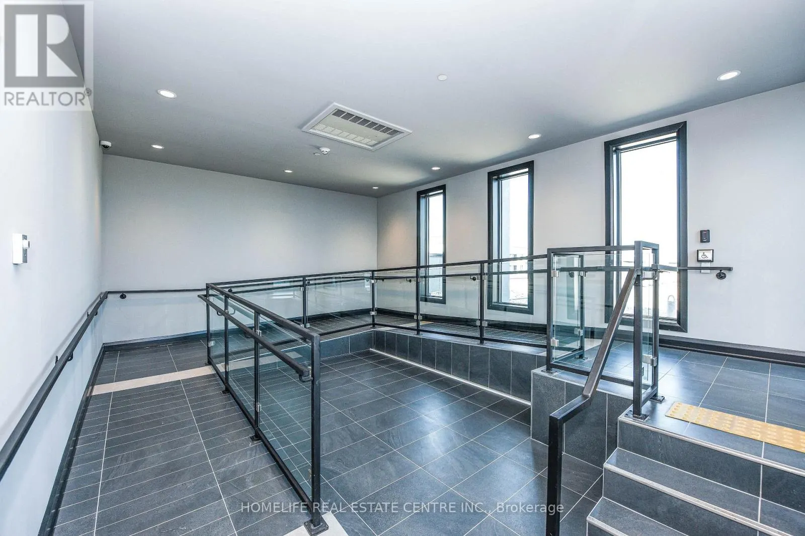 104 - 95 DUNDAS STREET