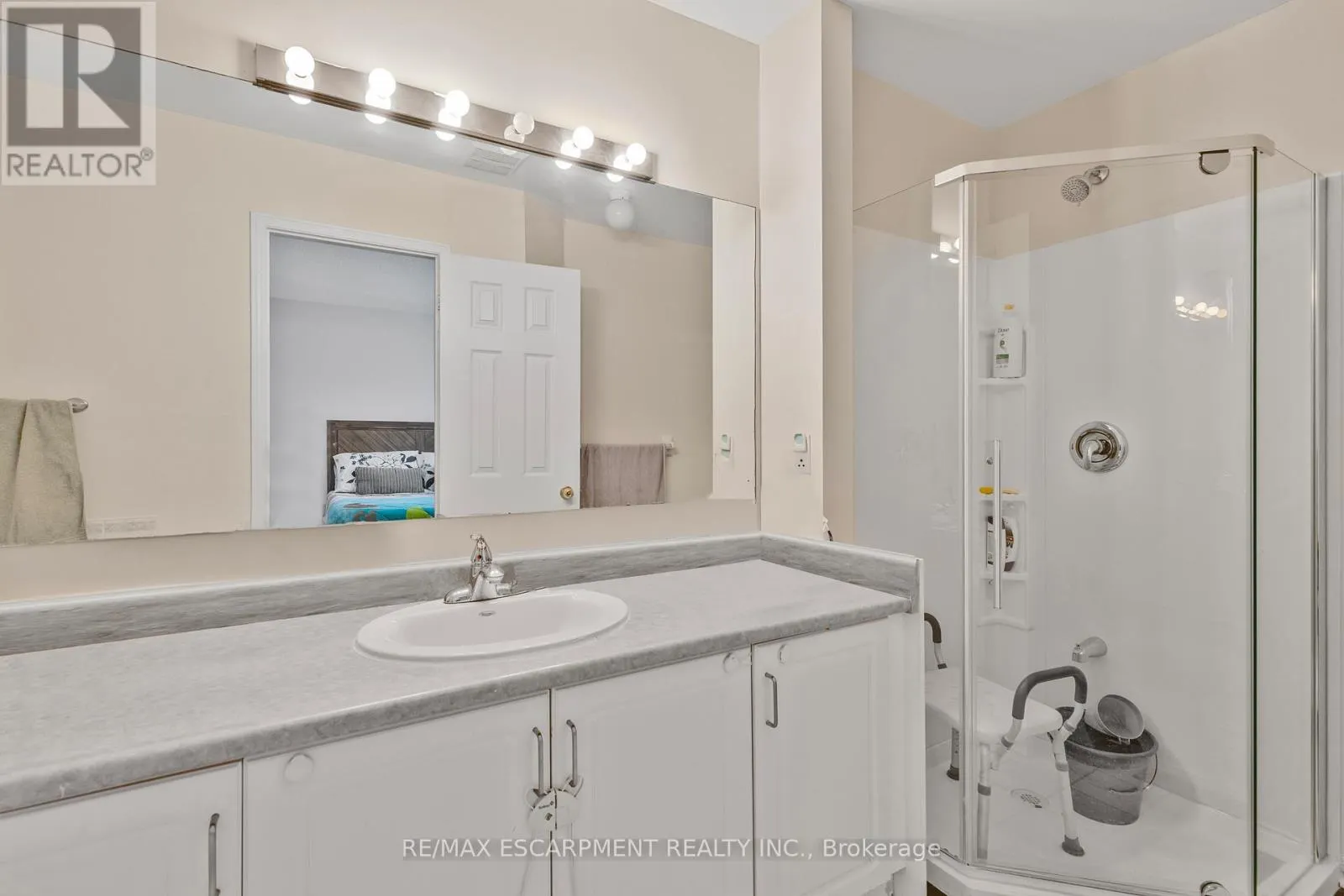 1060 FOXGLOVE PLACE