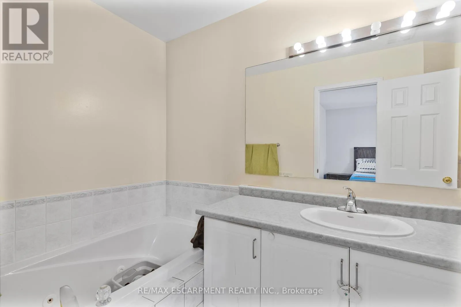 1060 FOXGLOVE PLACE
