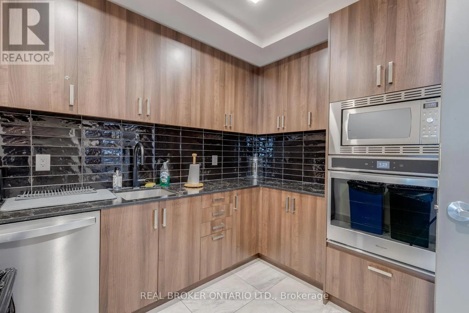 236 - 1575 LAKESHORE ROAD W