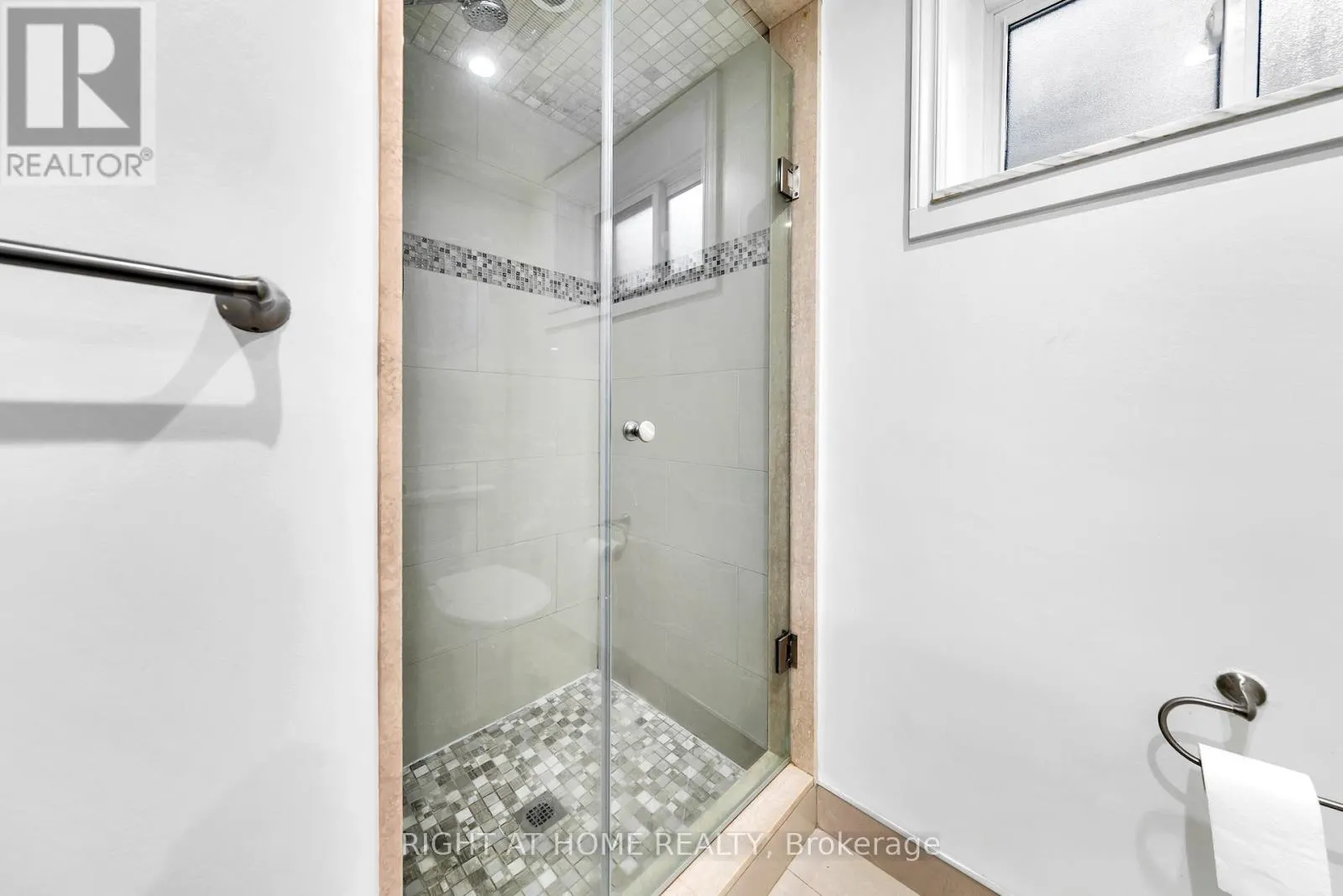 422 MAPLE LEAF DRIVE