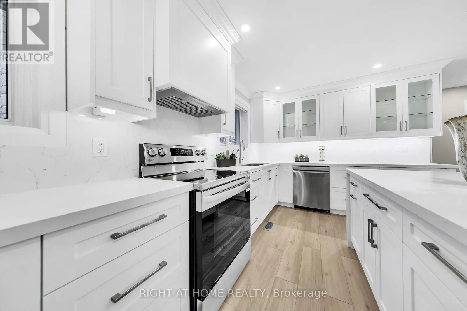 422 MAPLE LEAF DRIVE