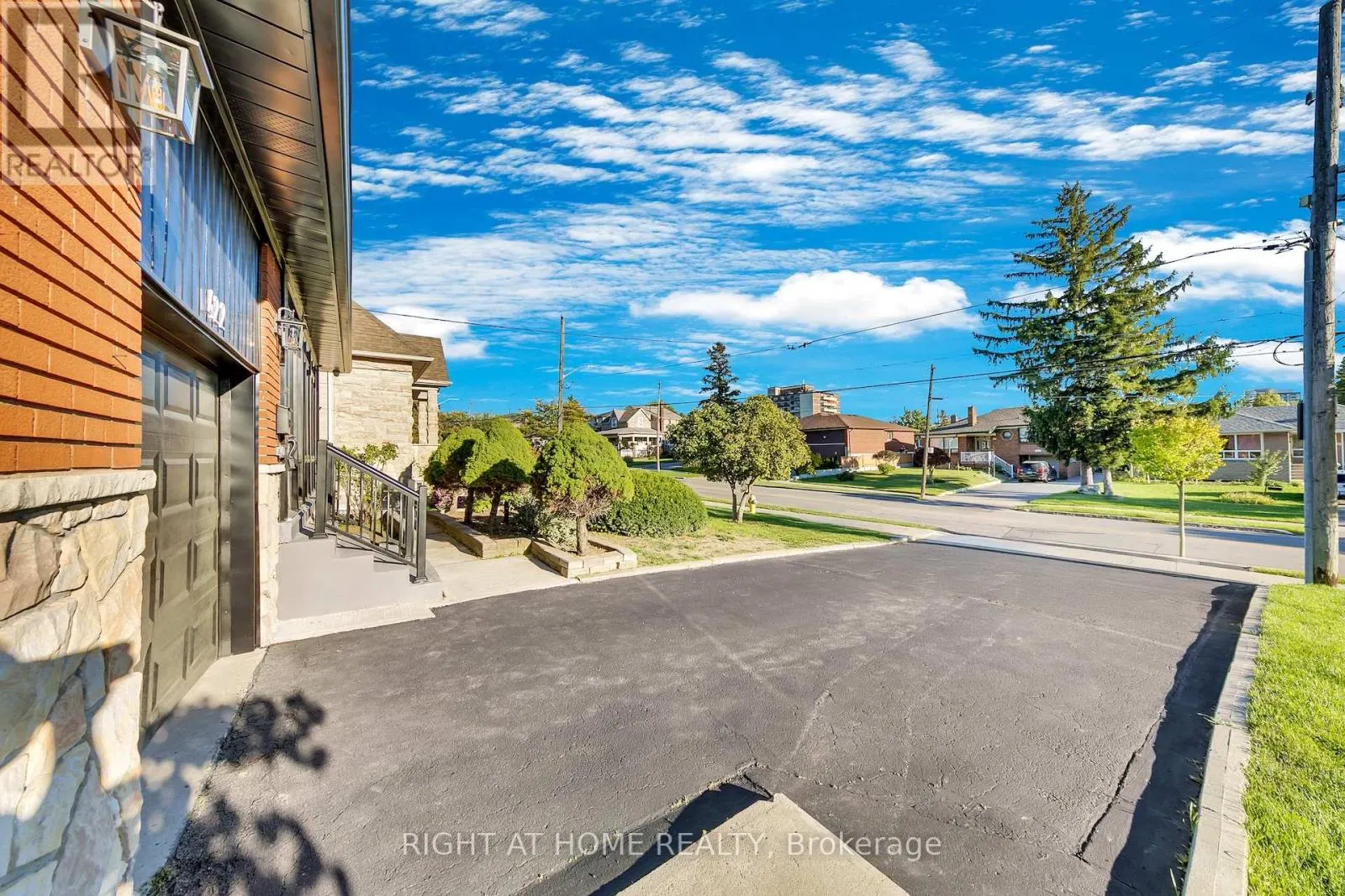 422 MAPLE LEAF DRIVE