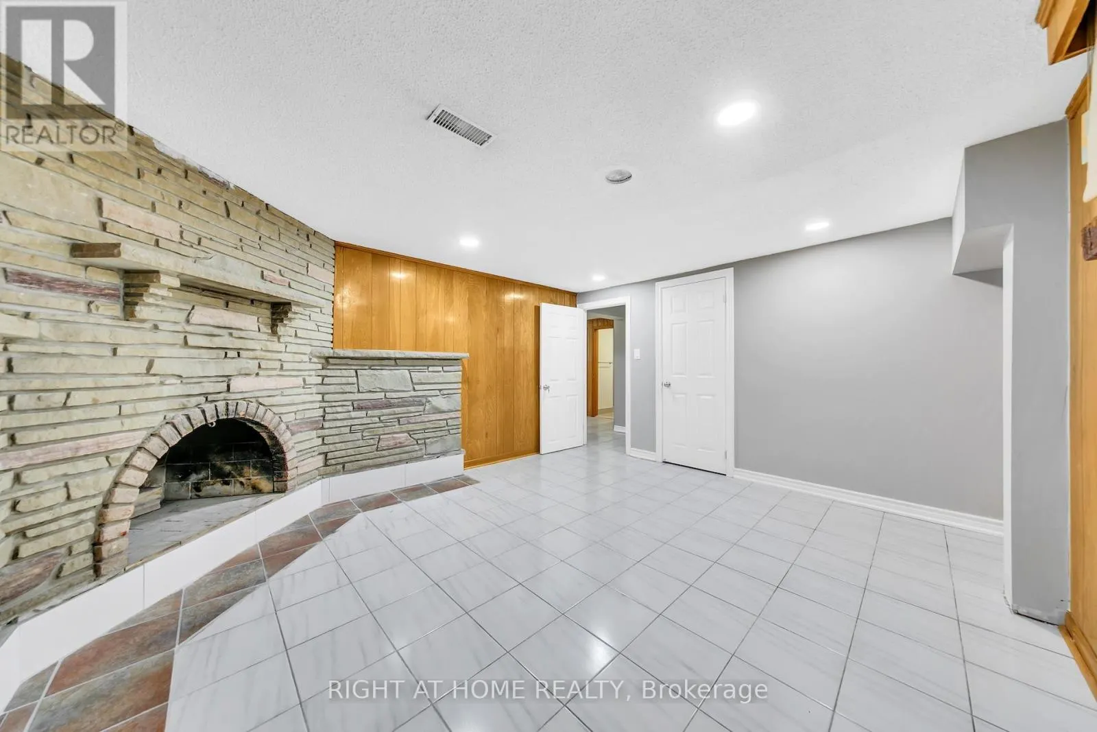 422 MAPLE LEAF DRIVE