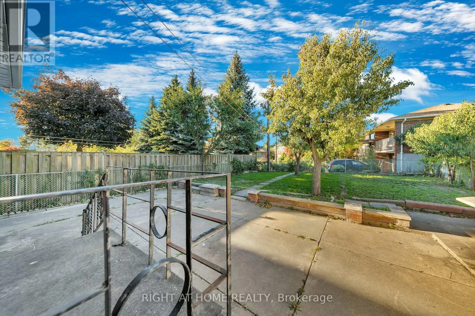 422 MAPLE LEAF DRIVE