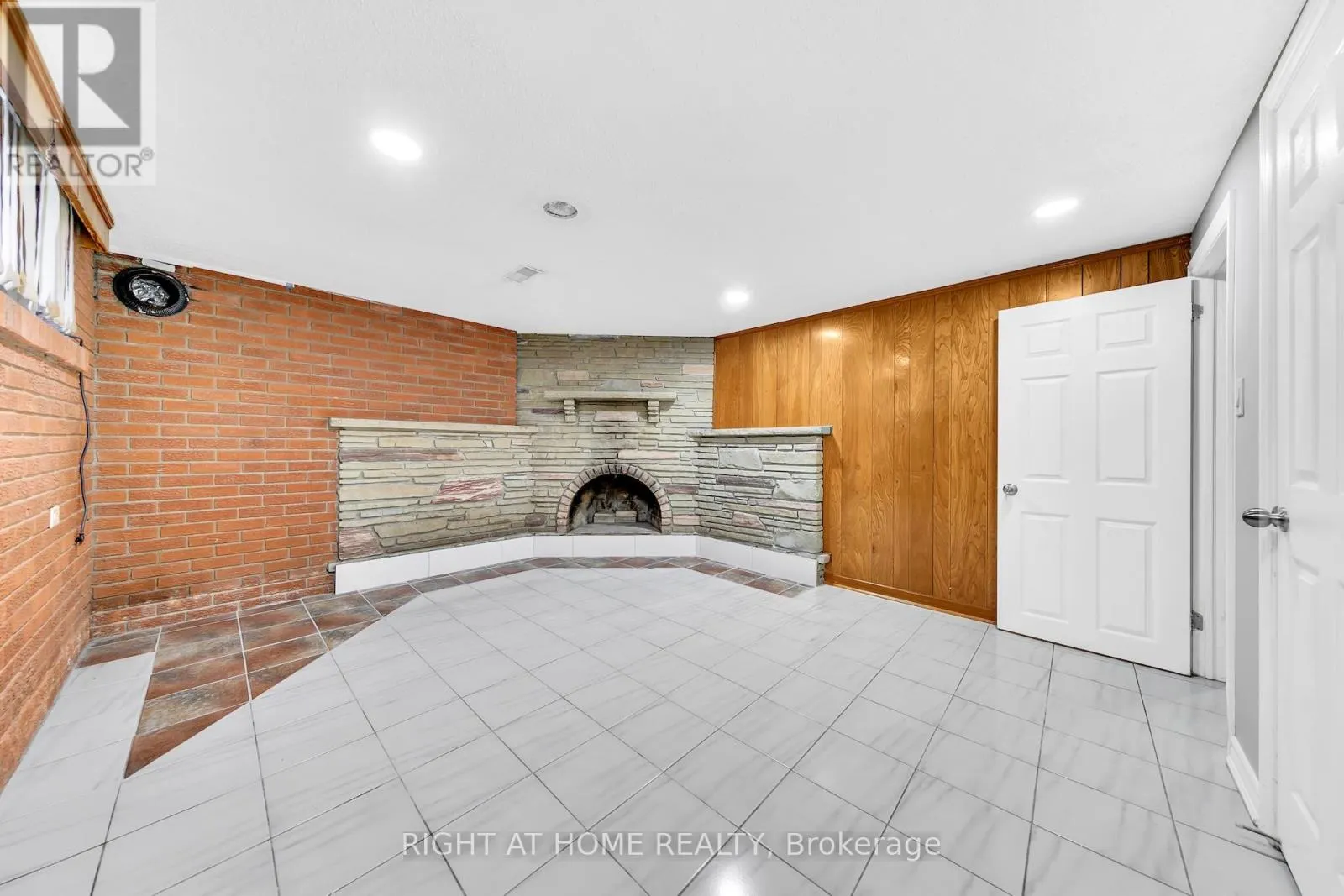 422 MAPLE LEAF DRIVE