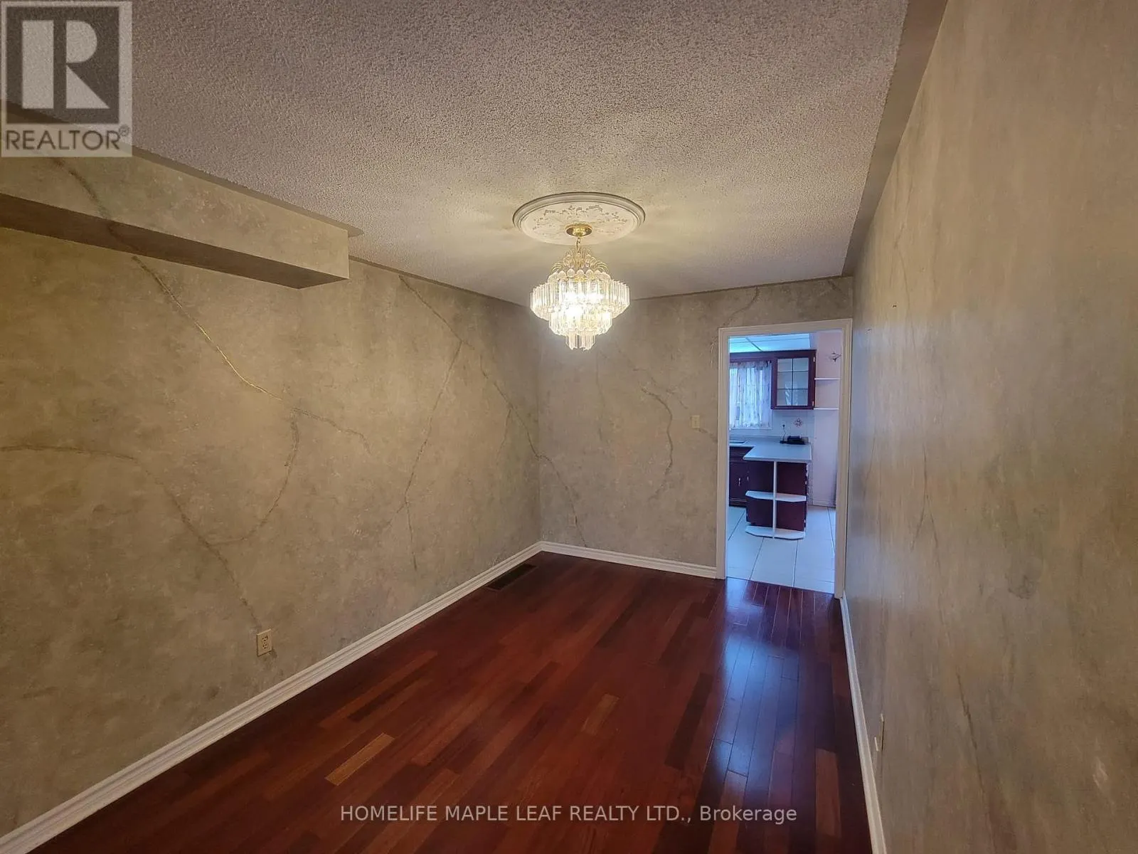 UPPER - 4 ASHURST CRESCENT