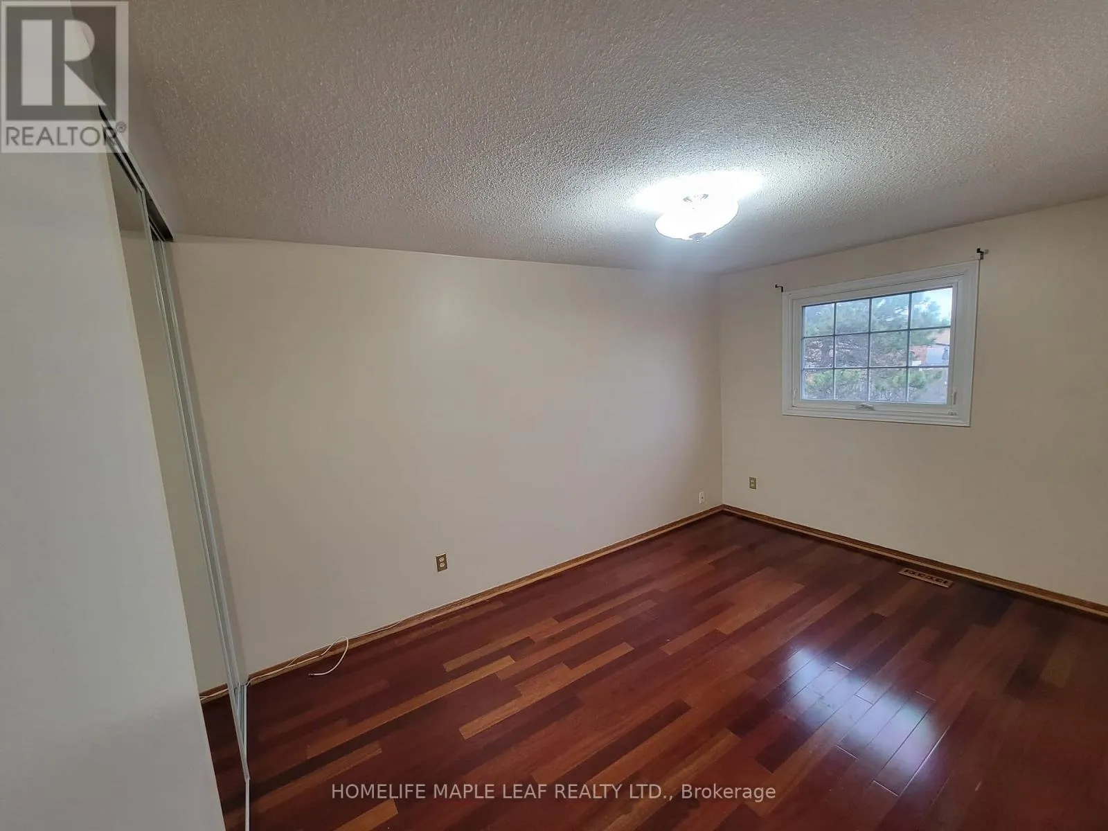 UPPER - 4 ASHURST CRESCENT