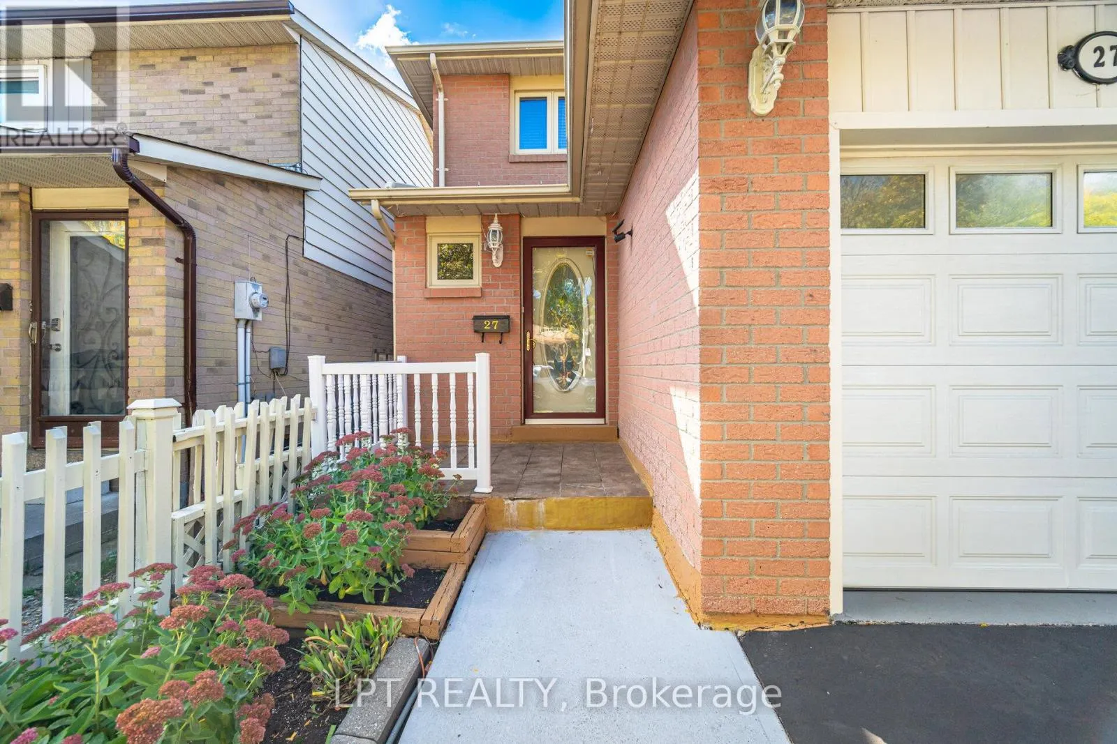 27 WOODSVIEW AVENUE