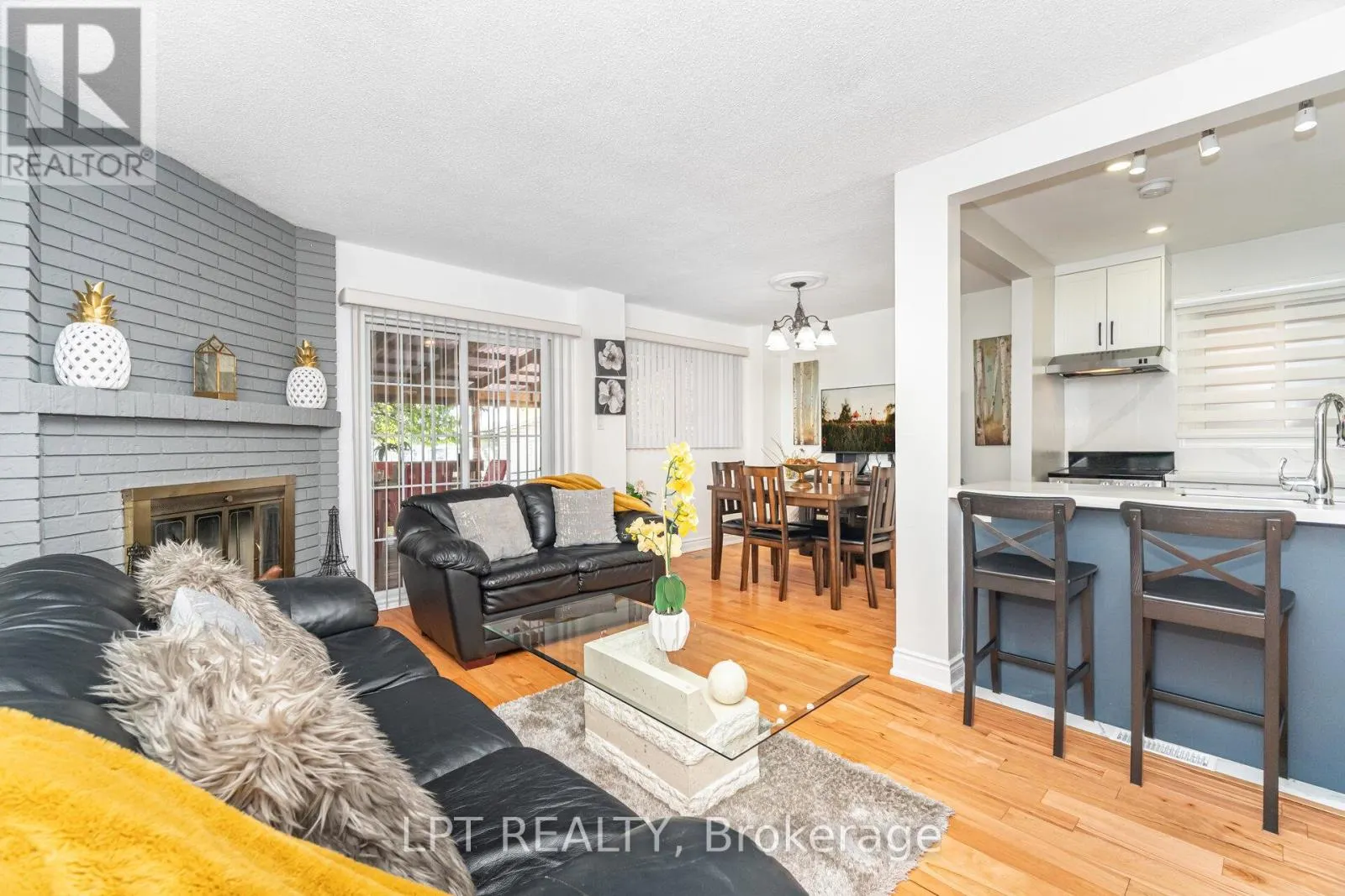 27 WOODSVIEW AVENUE