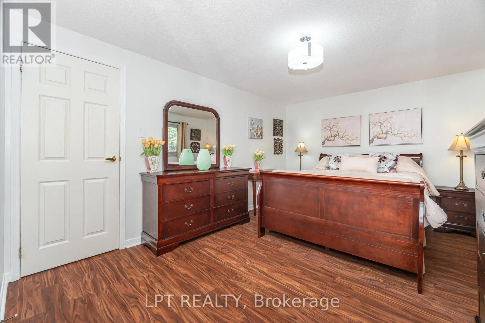 27 WOODSVIEW AVENUE