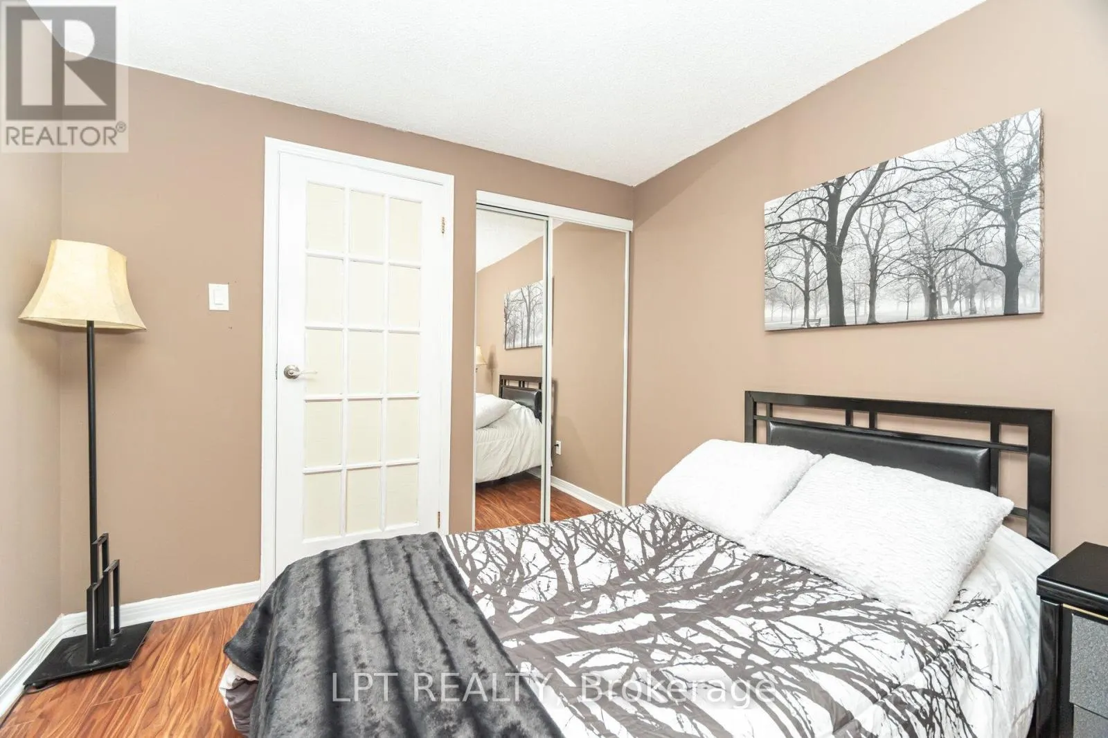 27 WOODSVIEW AVENUE