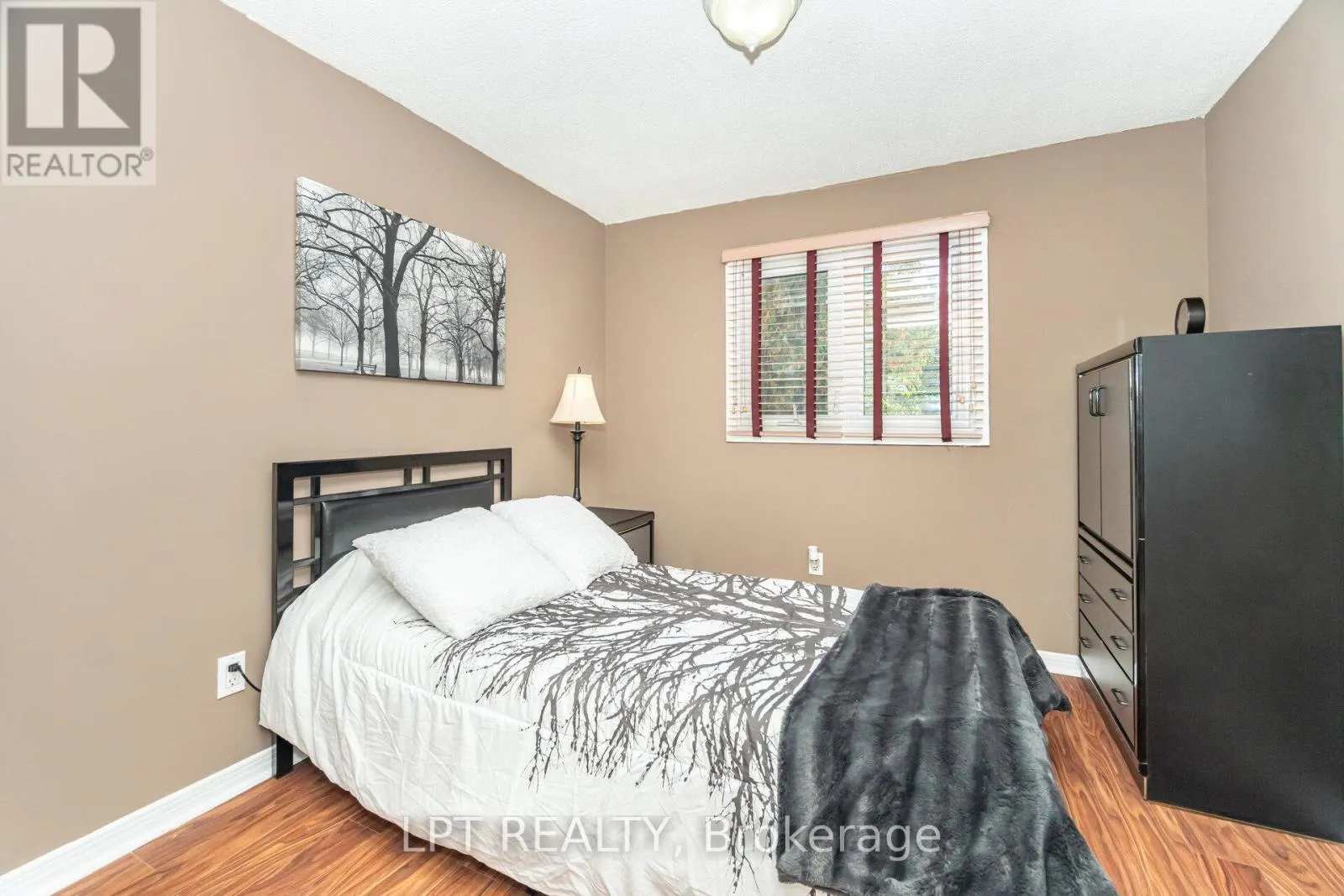 27 WOODSVIEW AVENUE