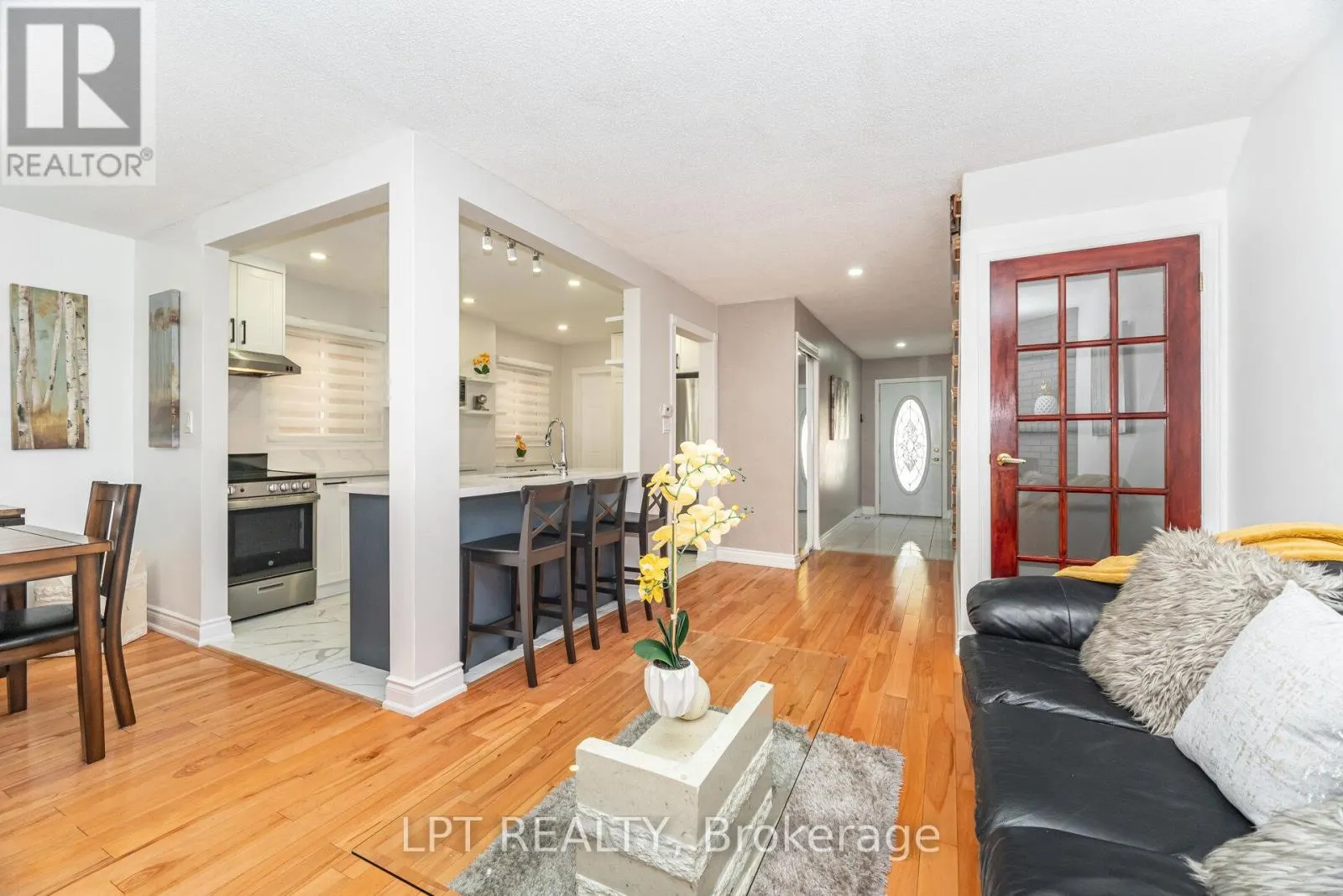 27 WOODSVIEW AVENUE