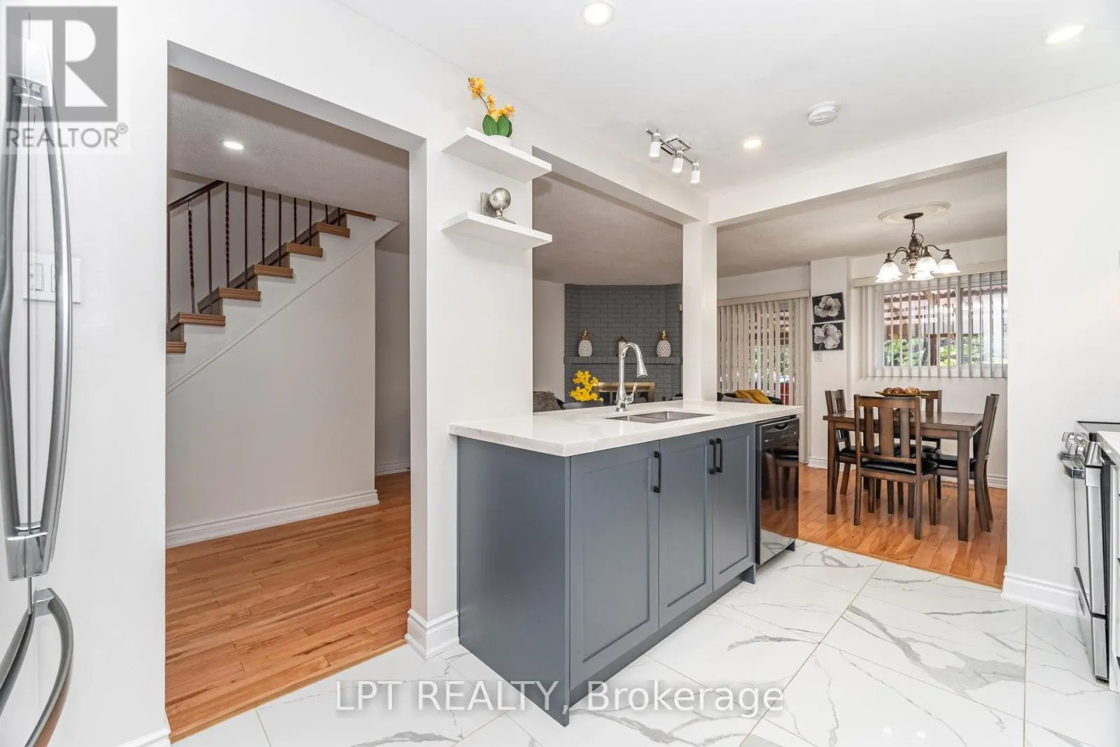 27 WOODSVIEW AVENUE