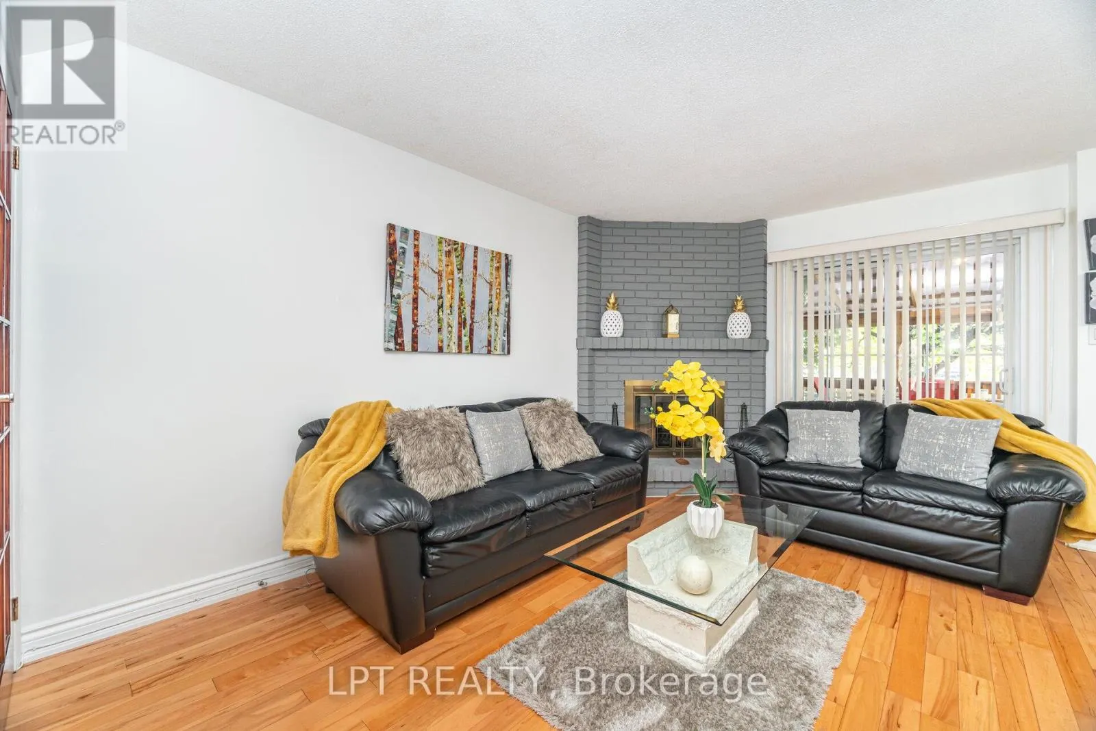 27 WOODSVIEW AVENUE