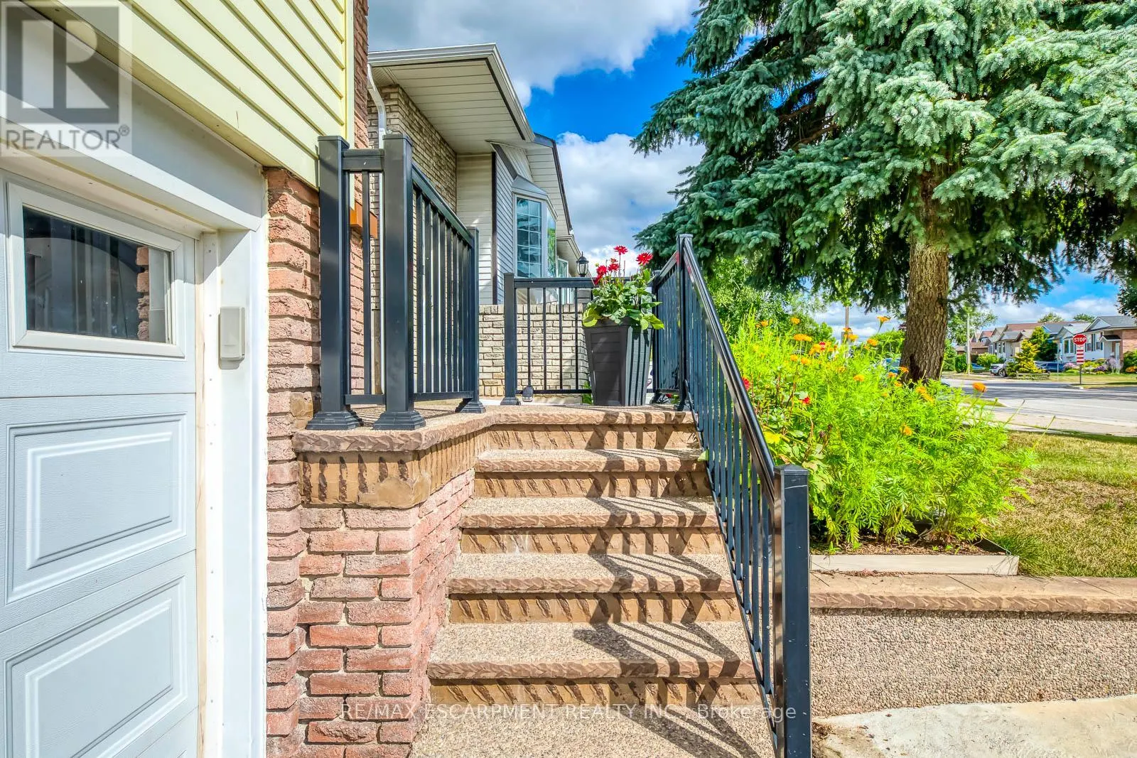 2309 MALCOLM CRESCENT