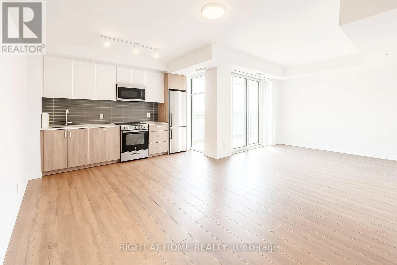821 - 1787 ST CLAIR AVENUE W