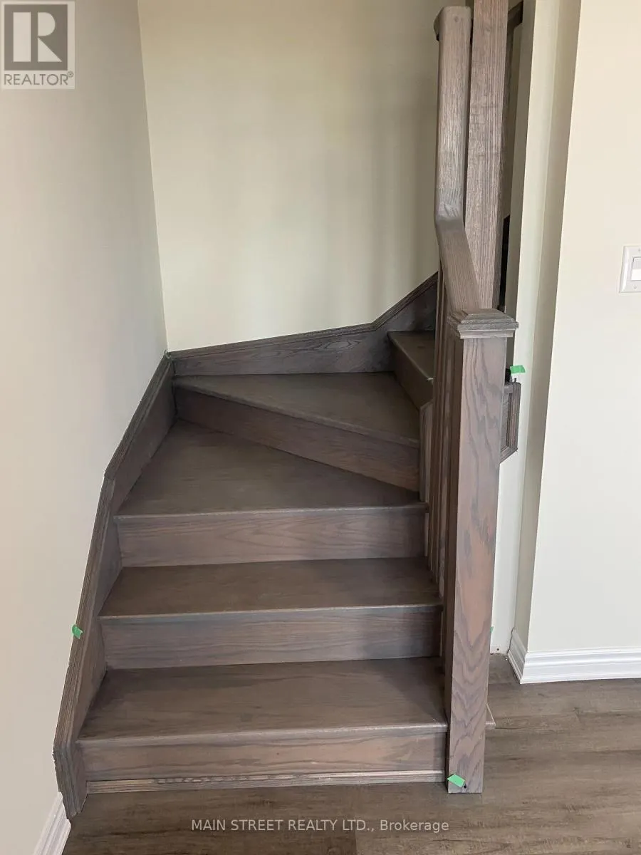 899 ASH GATE