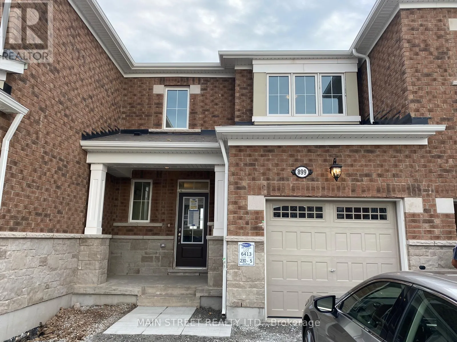 899 ASH GATE